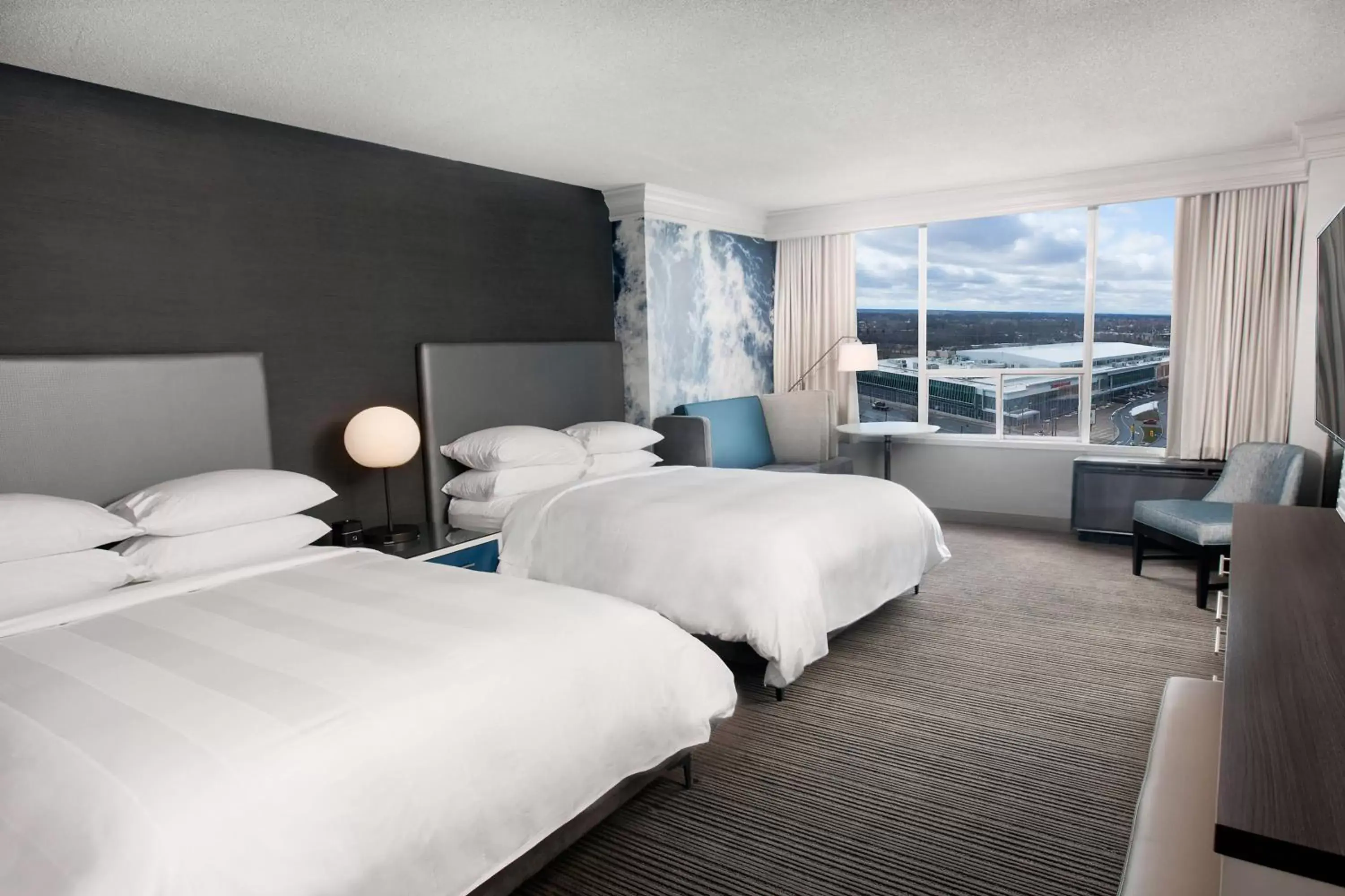 Photo of the whole room, Bed in Niagara Falls Marriott on the Falls