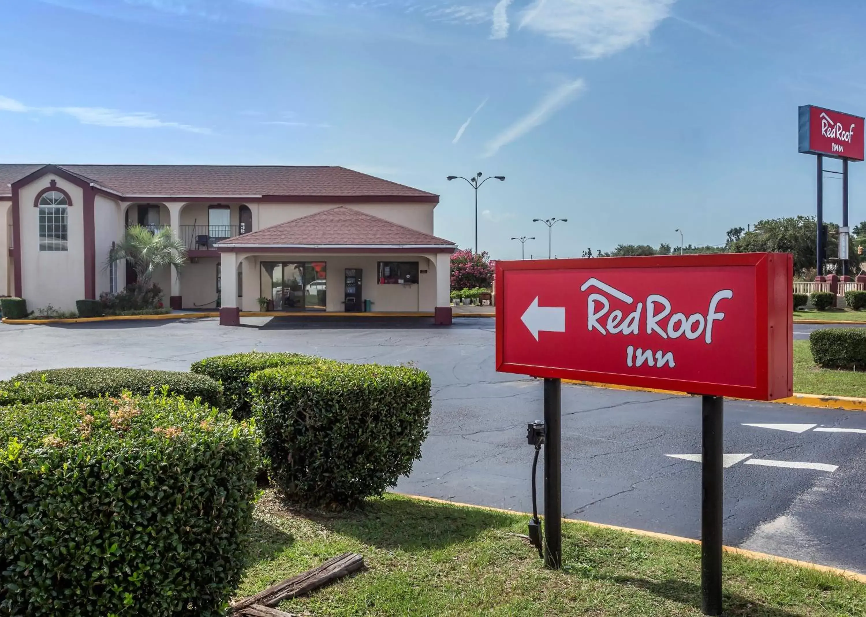Property building in Red Roof Inn Sumter Property building in Red Roof Inn Sumter