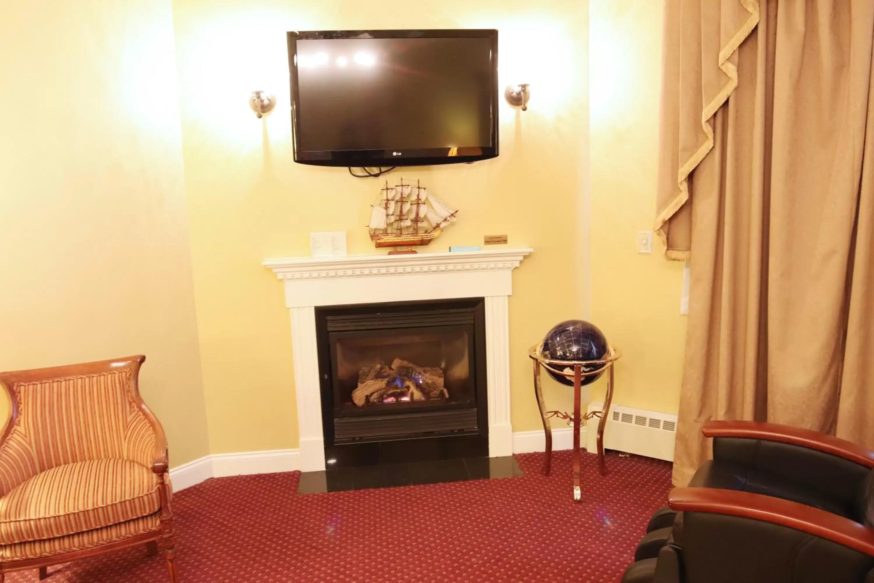 Seating area, TV/Entertainment Center in Best Western White House Inn