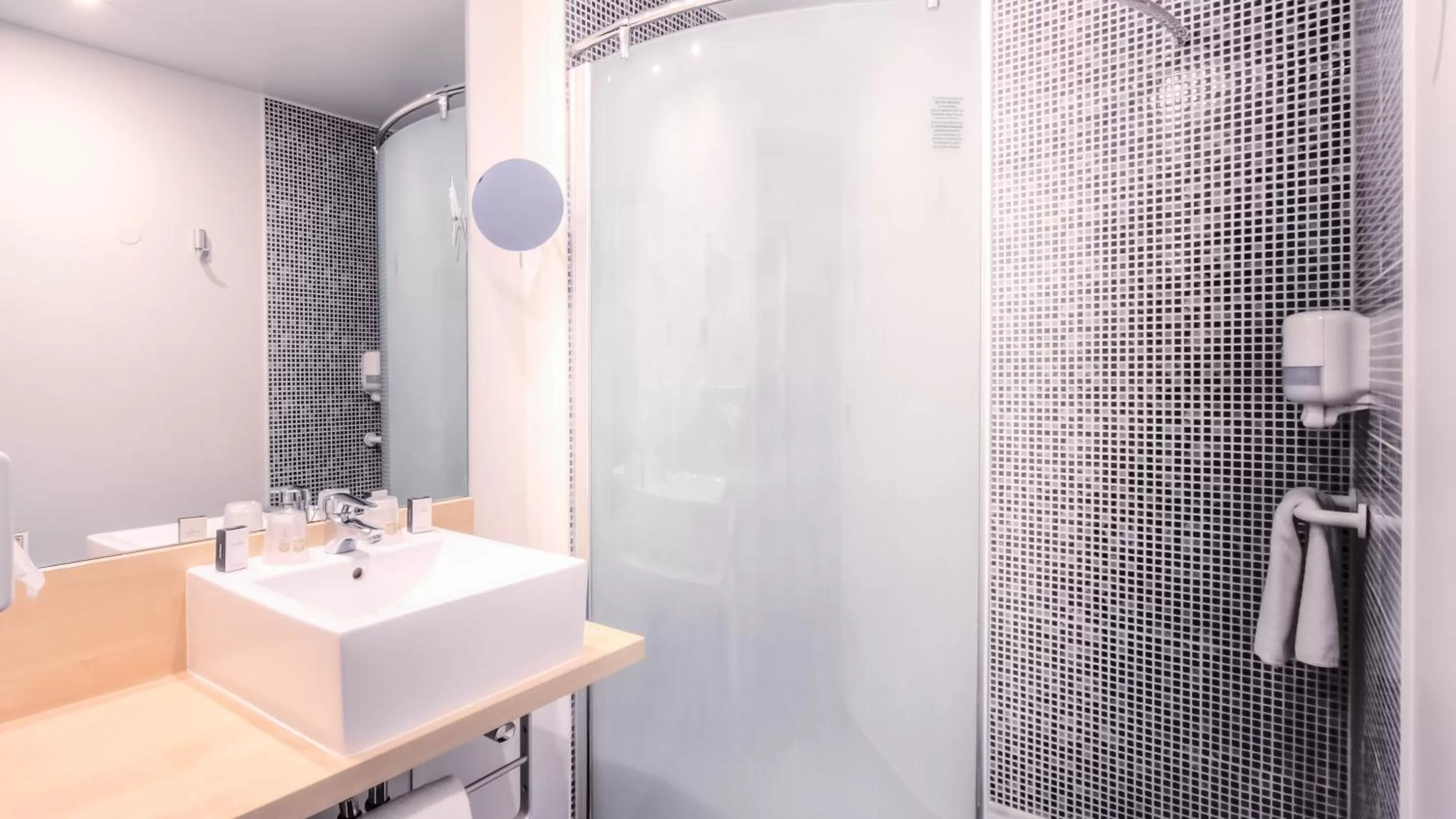 Shower in Hotel & Aparthotel Alize Mouscron