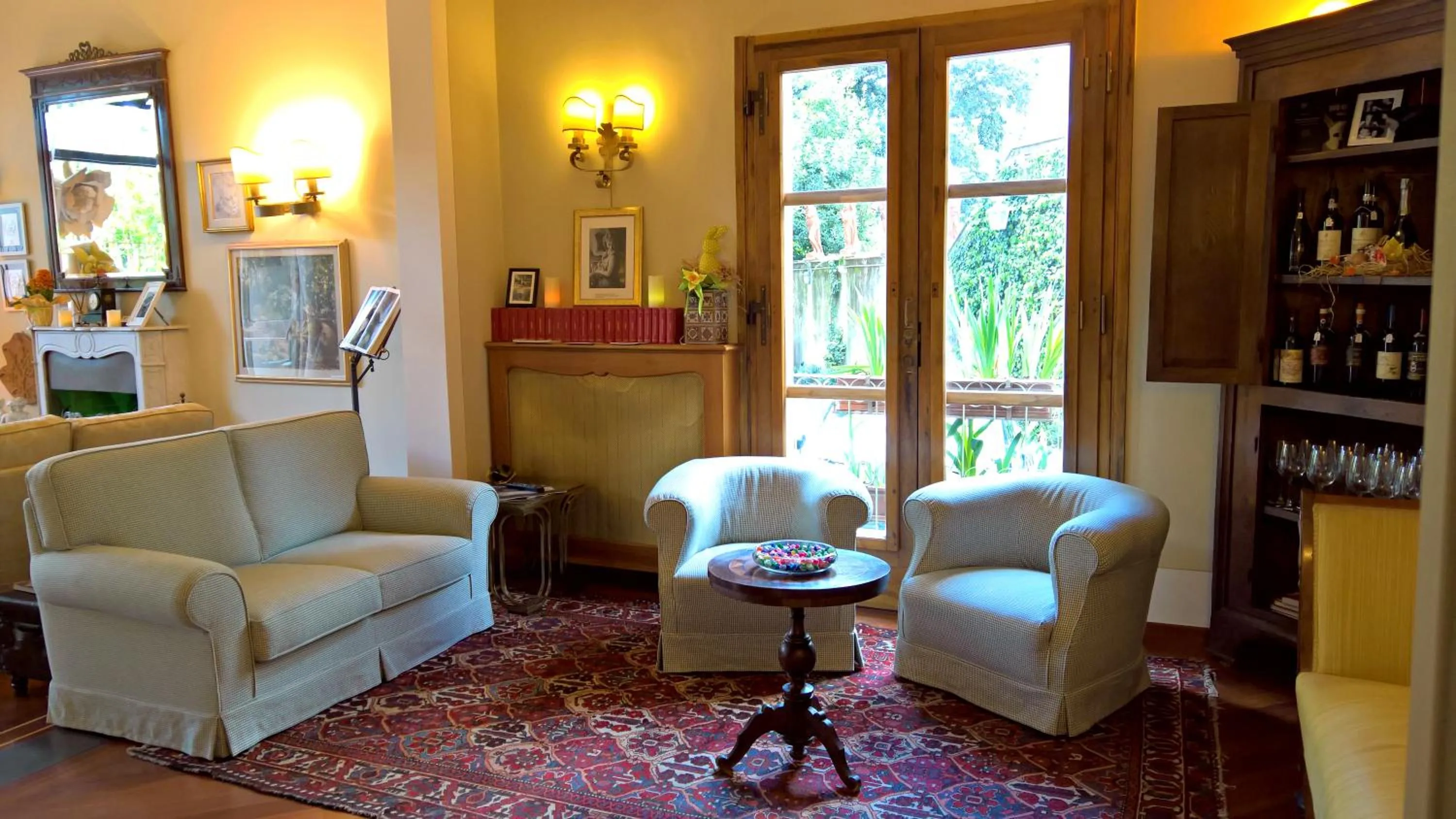 Communal lounge/ TV room in Hotel David