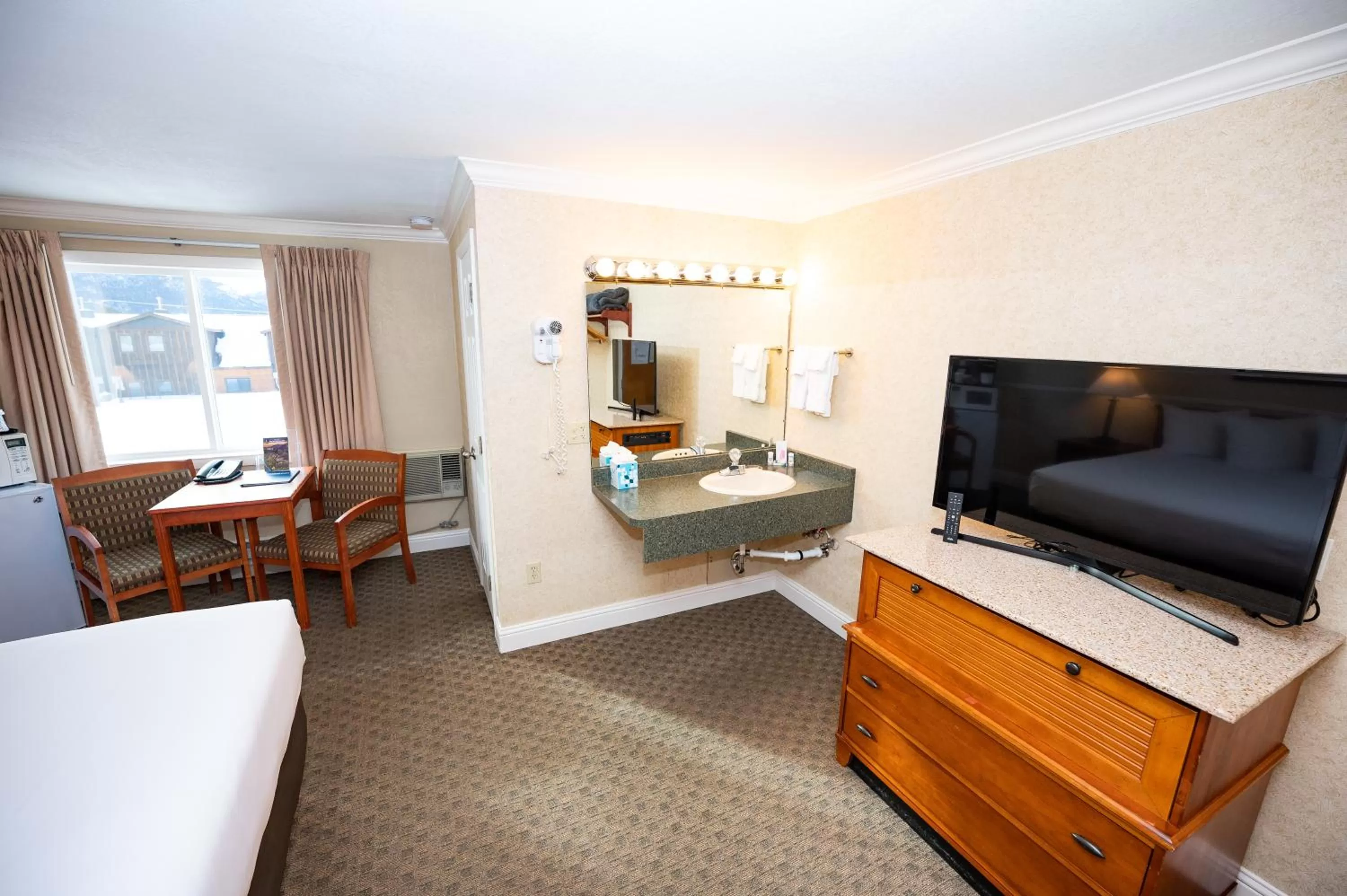 TV and multimedia, Bed in Blue Door Inn