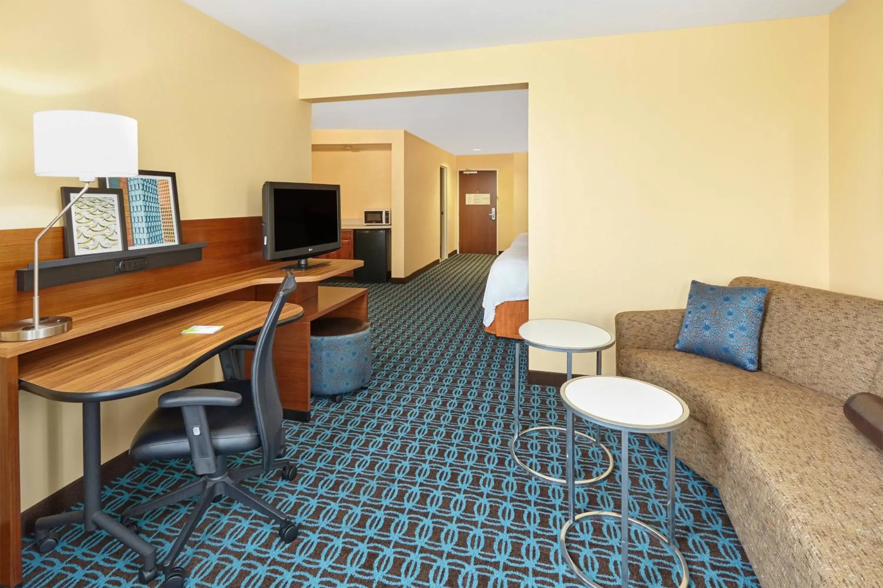 Photo of the whole room in Fairfield Inn and Suites Chicago Lombard