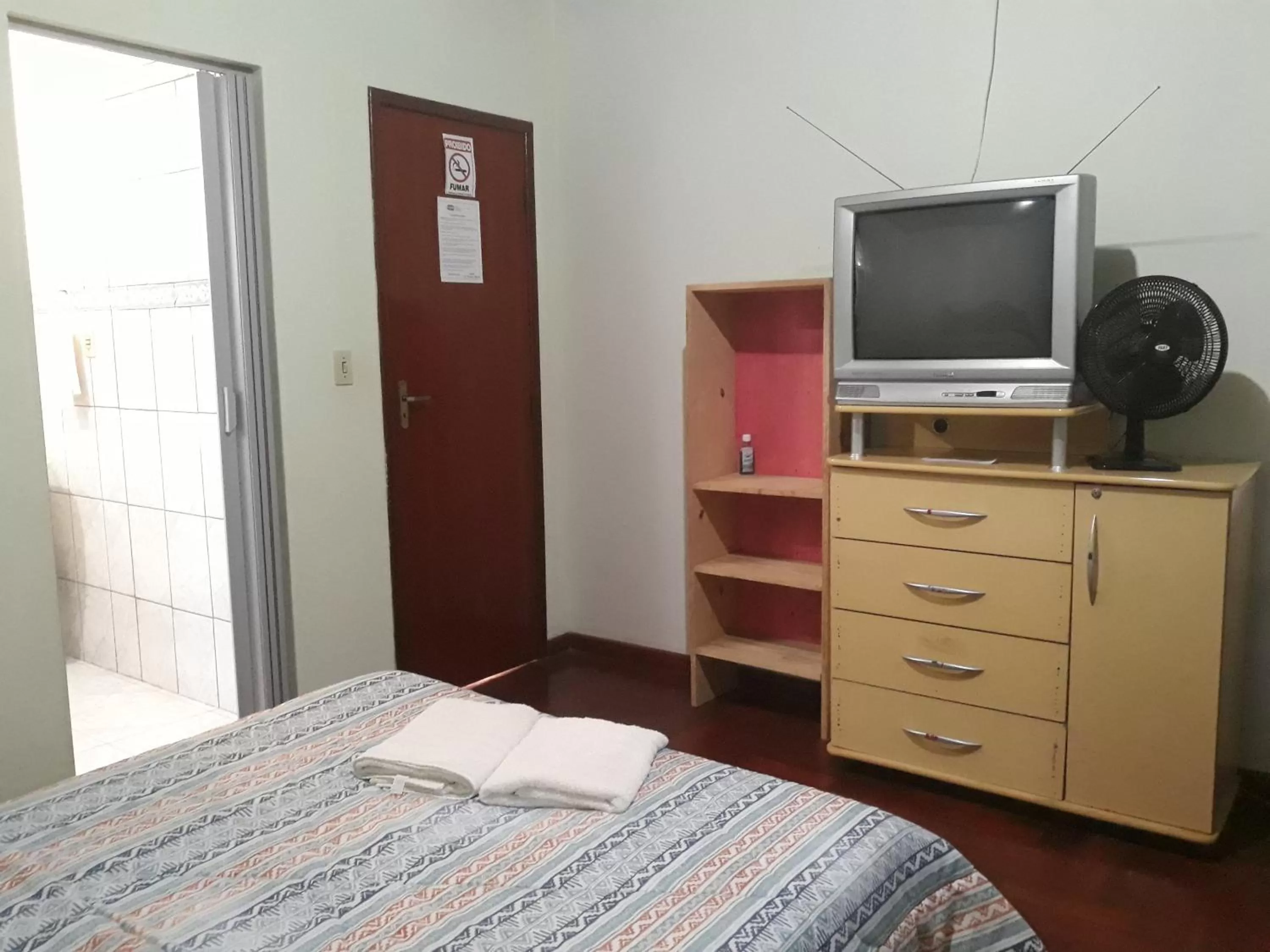 Bed, TV/Entertainment Center in Pousada do Ribeirão