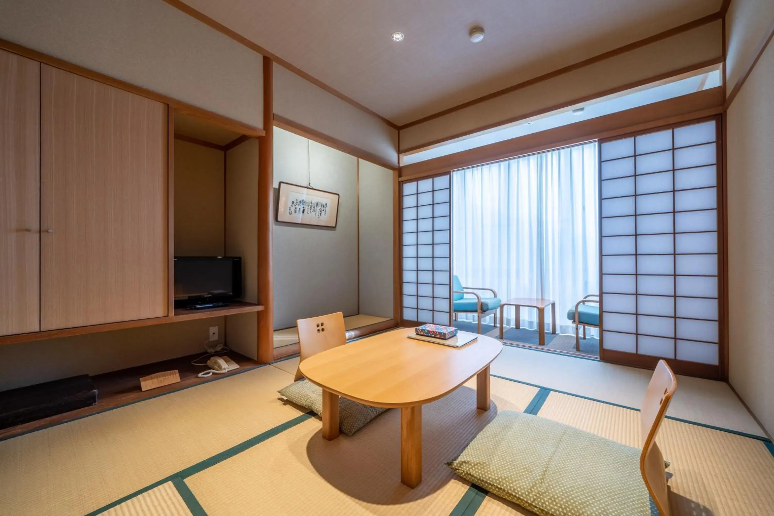 Photo of the whole room, TV/Entertainment Center in Ryokan Ryokufuso
