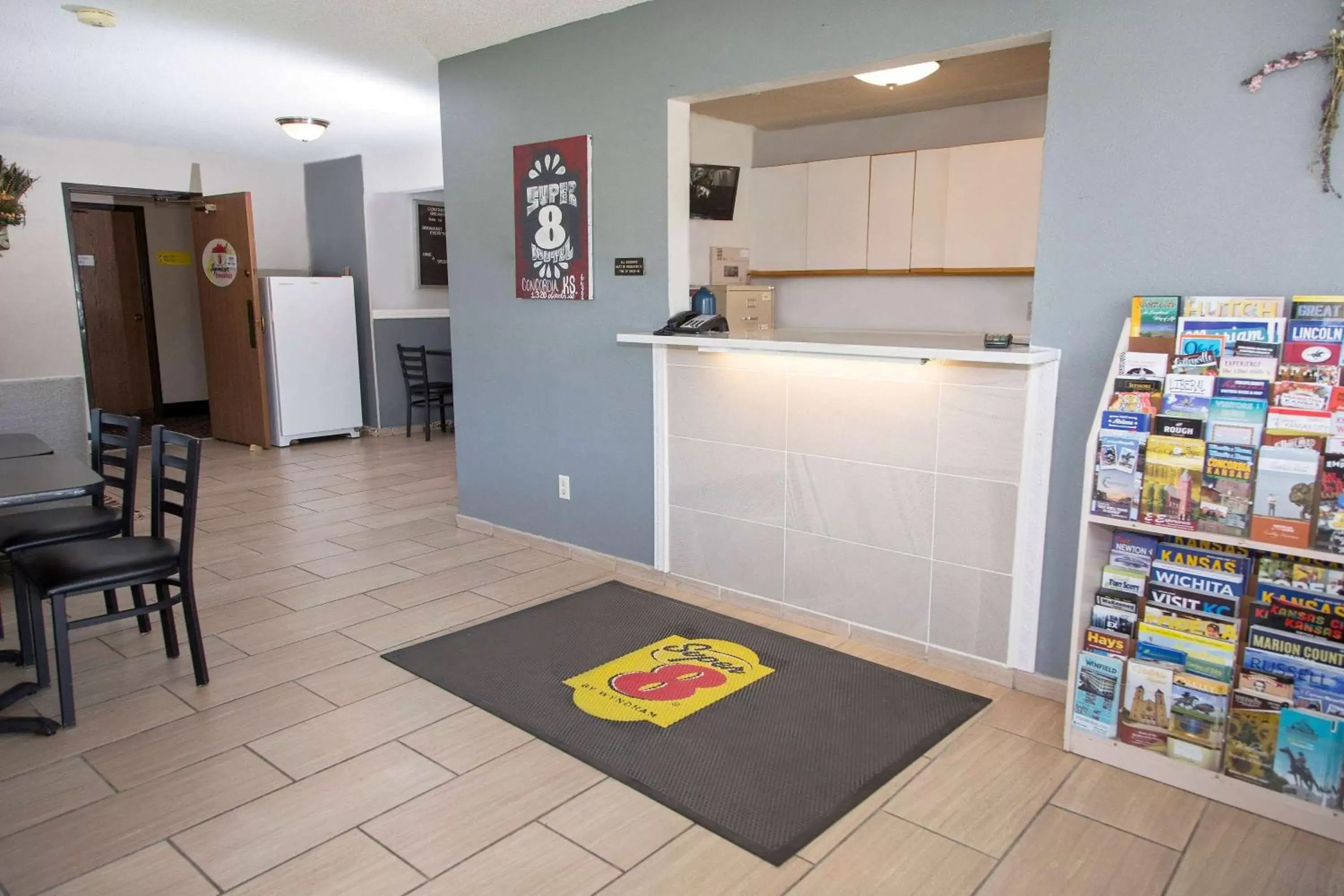 Lobby or reception, Kitchen/Kitchenette in Super 8 by Wyndham Concordia