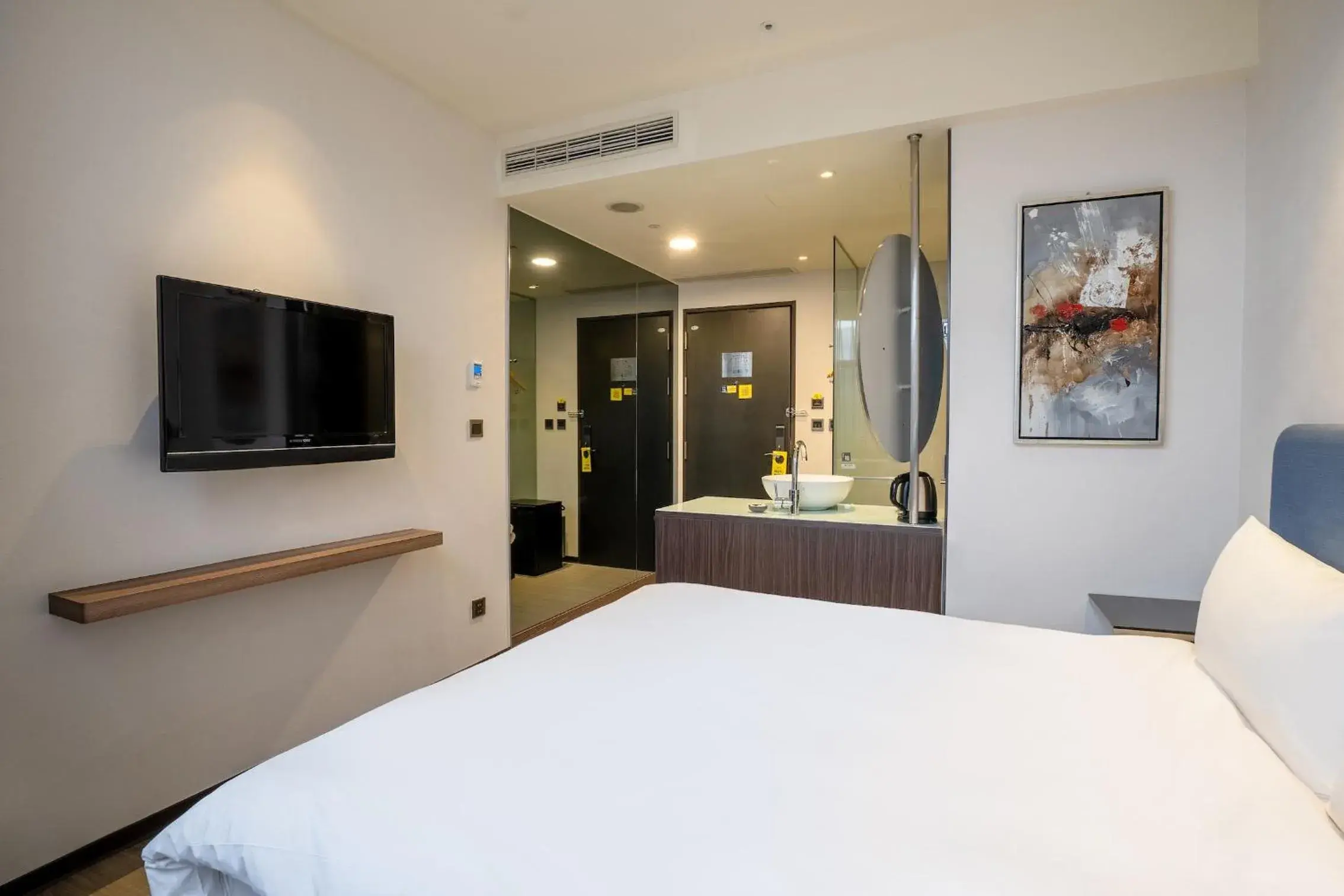 Photo of the whole room, Bed in CHECK inn Taipei Xinyi (Quarantine Hotel)