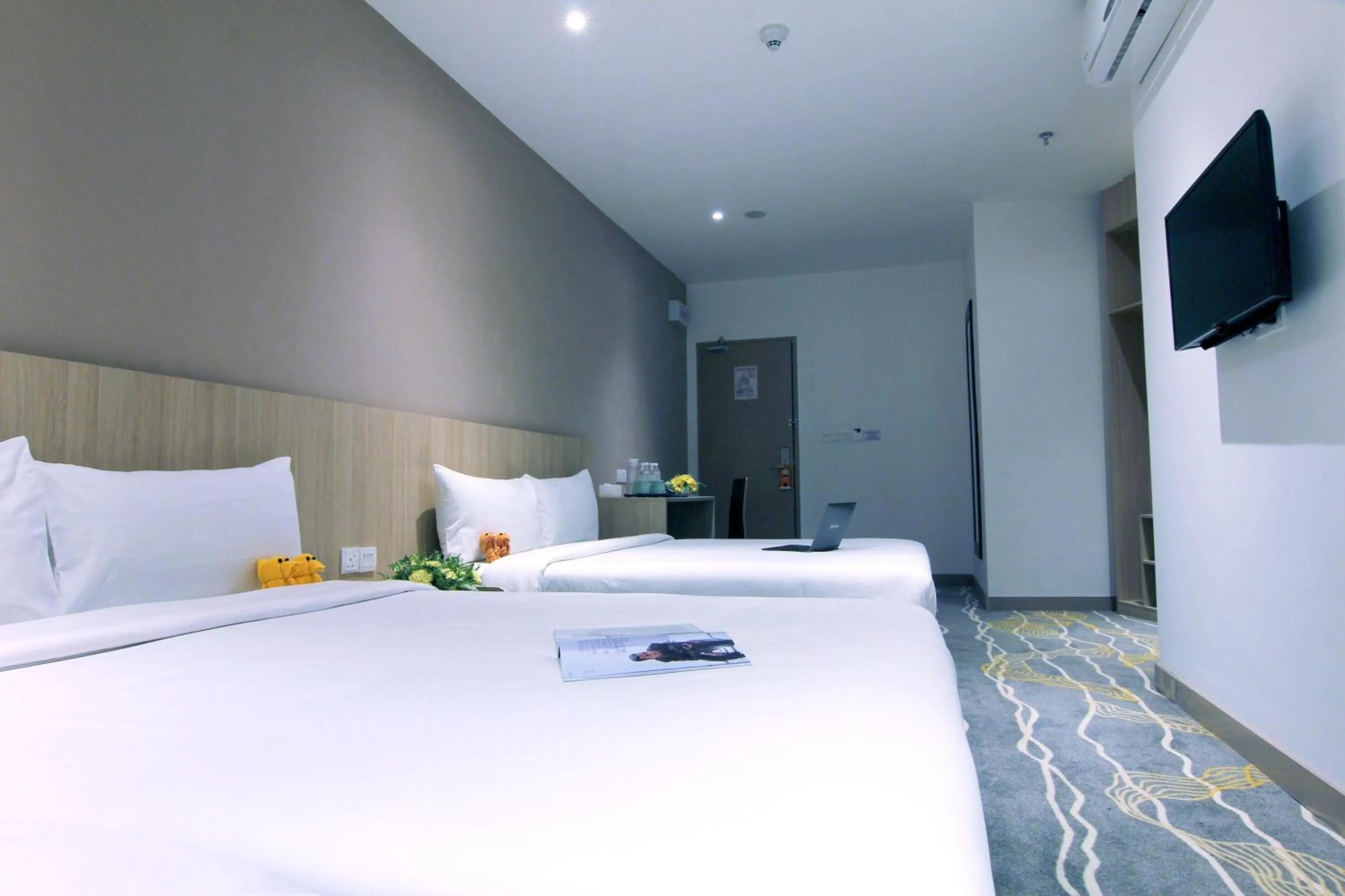 Photo of the whole room, Bed in Pacific Express Hotel Chinatown