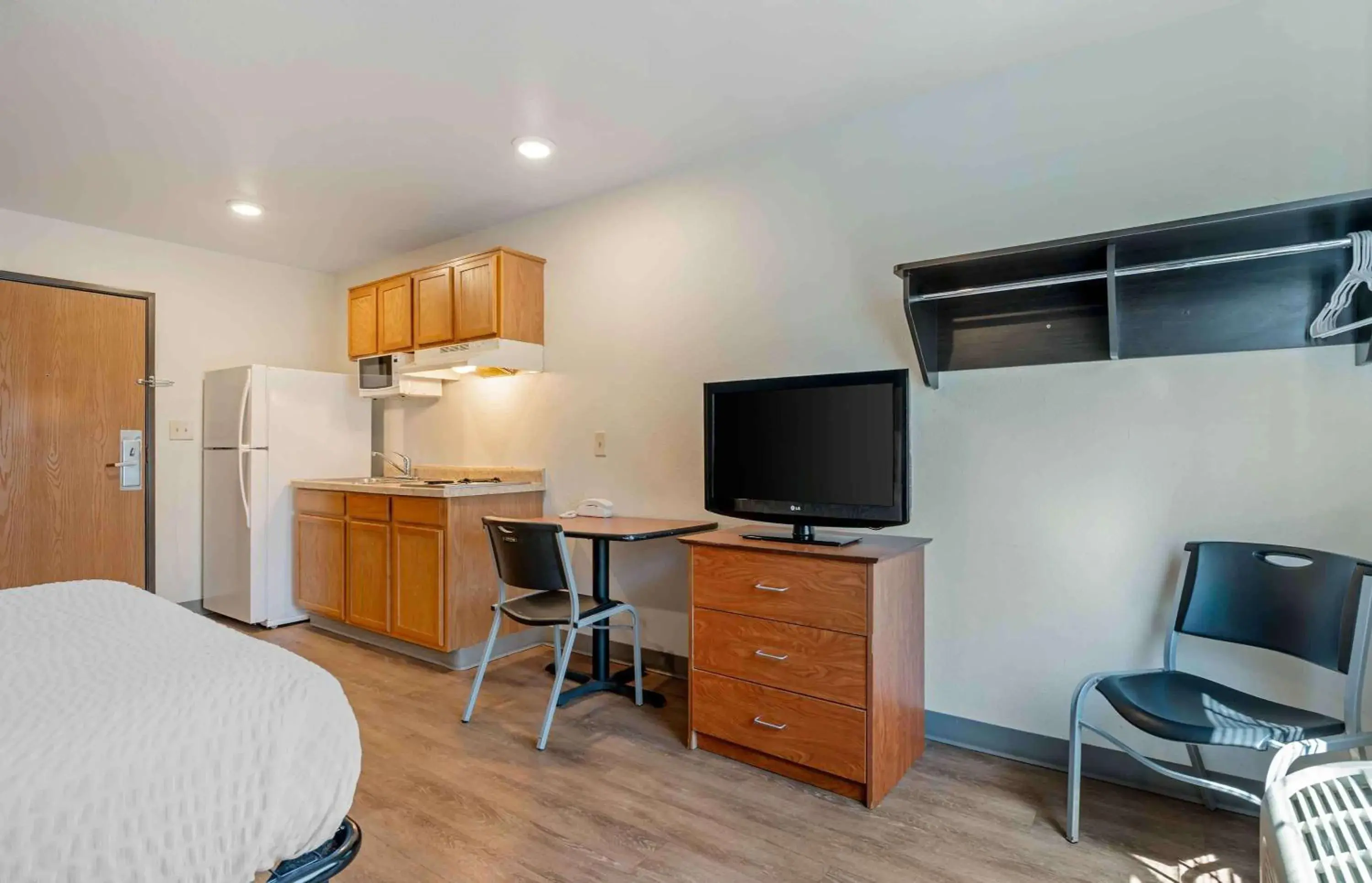 Bedroom, TV/Entertainment Center in Extended Stay America Select Suites - Indianapolis - Lawrence