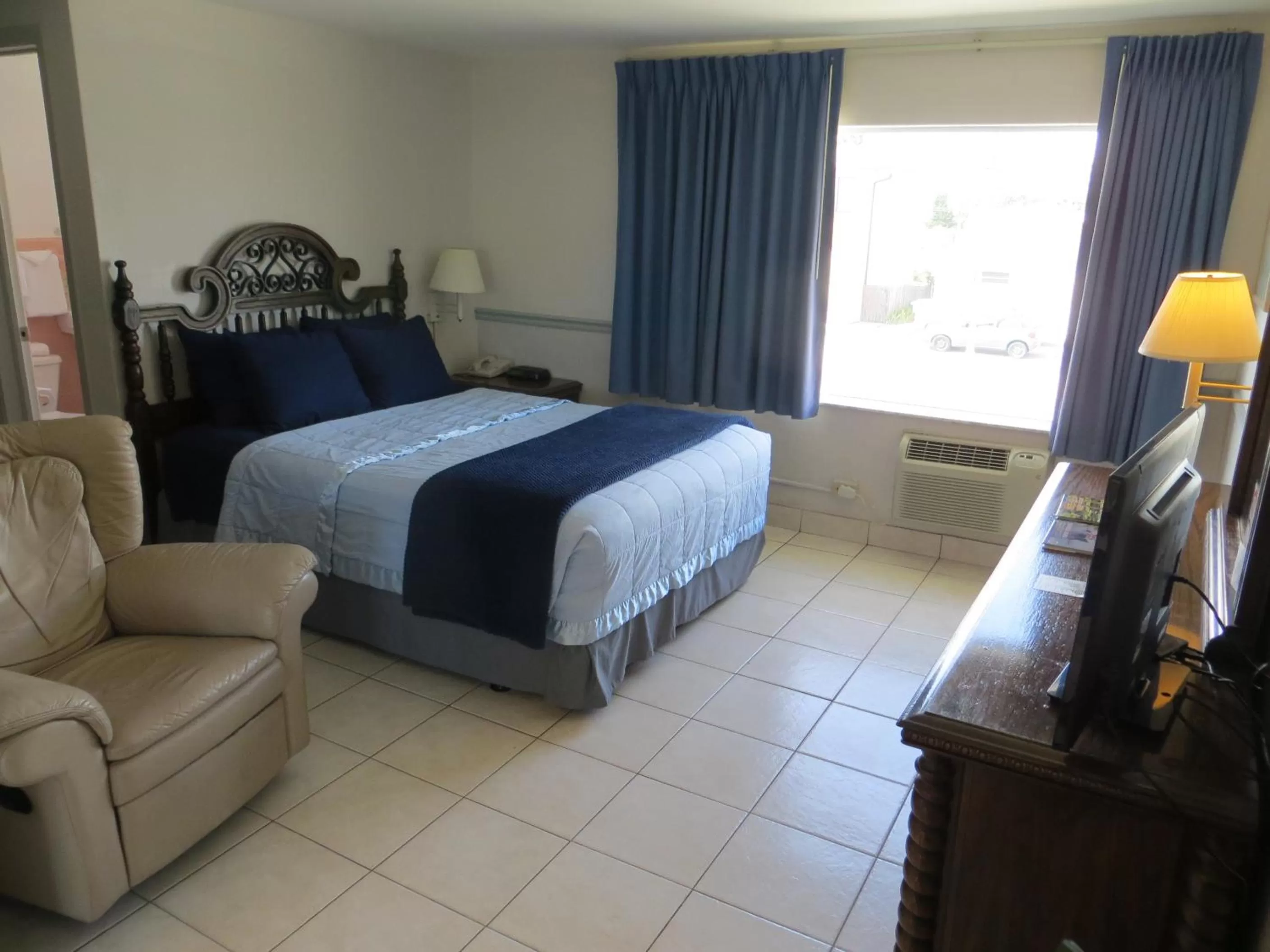 Bedroom, Bed in Sand Castle Motel