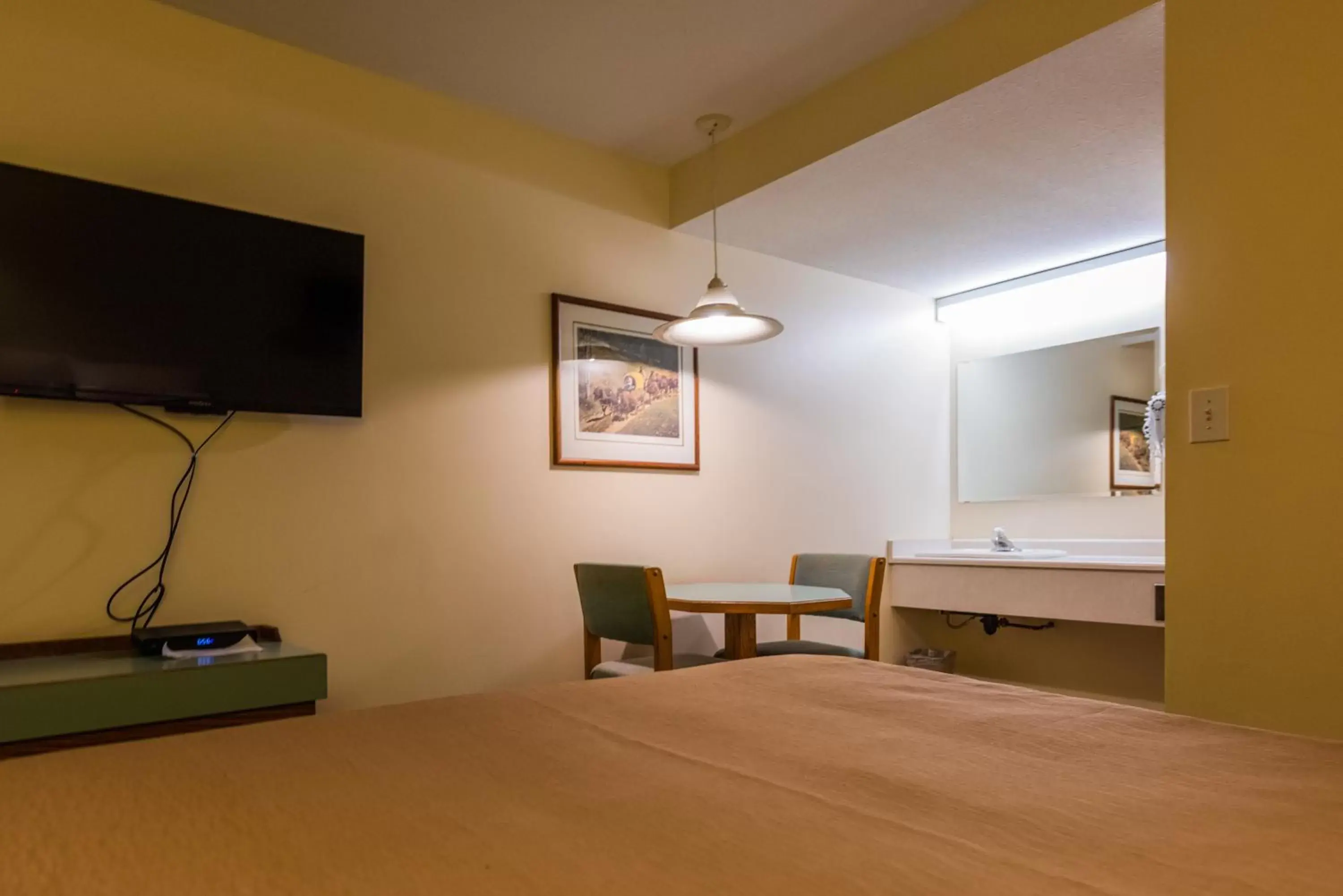 Photo of the whole room, TV/Entertainment Center in The Ranchland Inn Kamloops