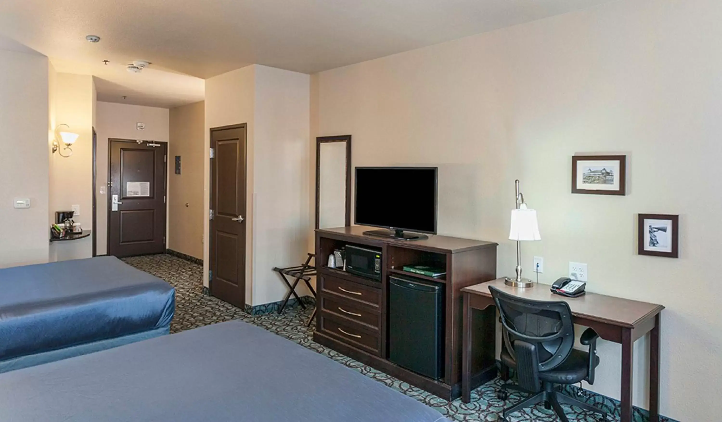 Bedroom, TV/Entertainment Center in Park Point Marina Inn