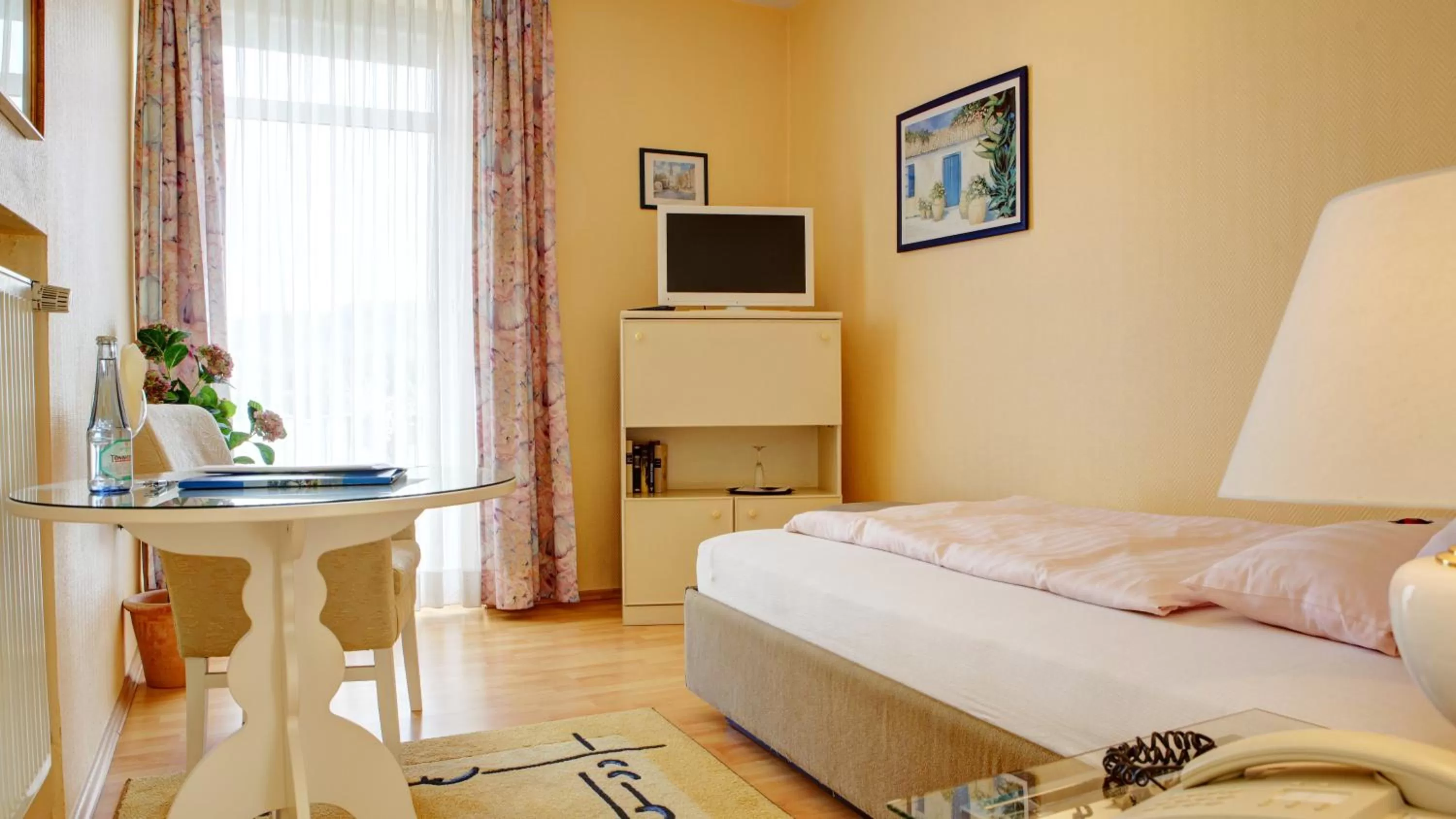 Photo of the whole room, Bed in Hotel Rhein-Residenz