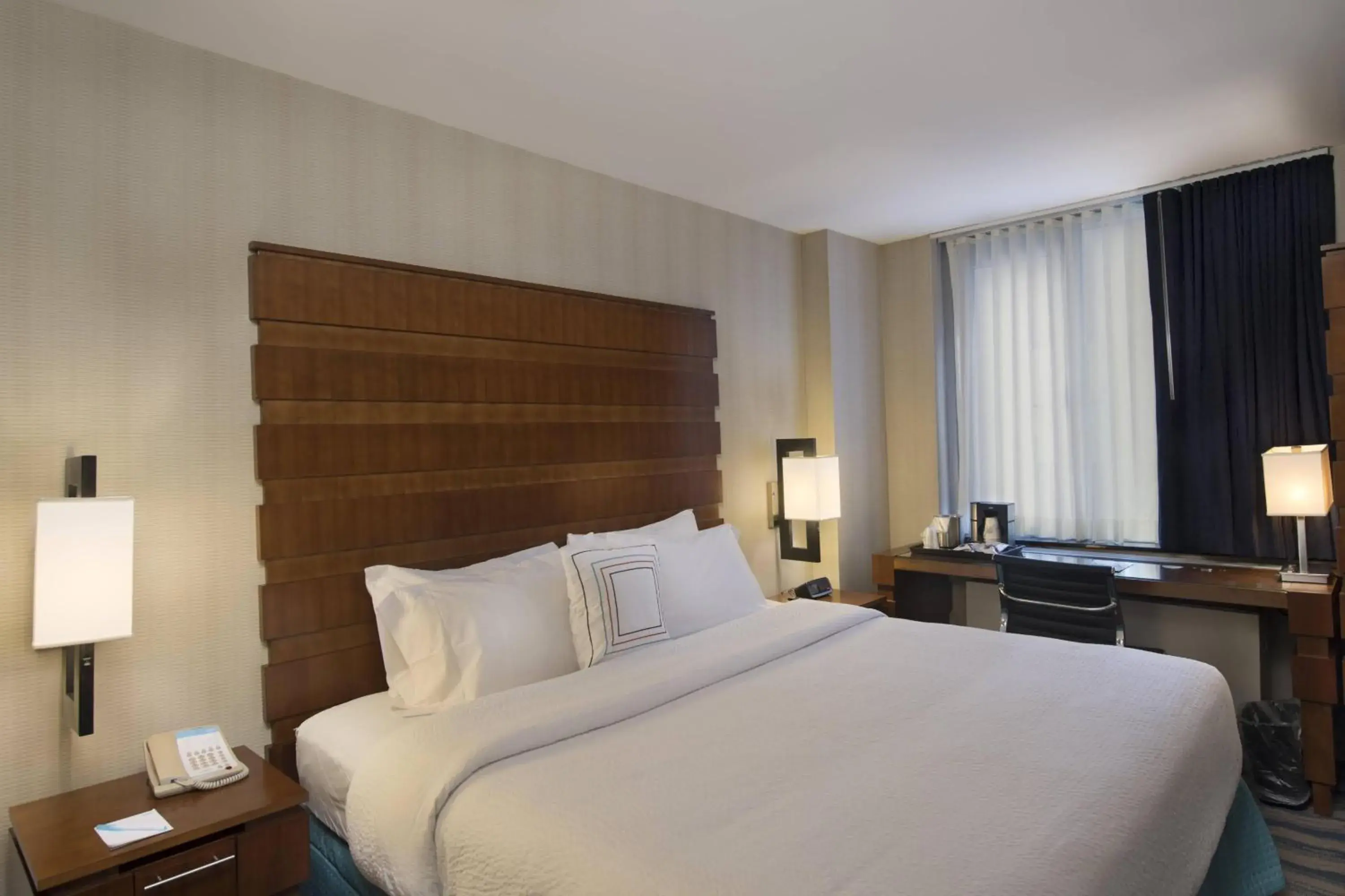 Photo of the whole room, Bed in Fairfield Inn & Suites by Marriott New York Manhattan/Fifth Avenue