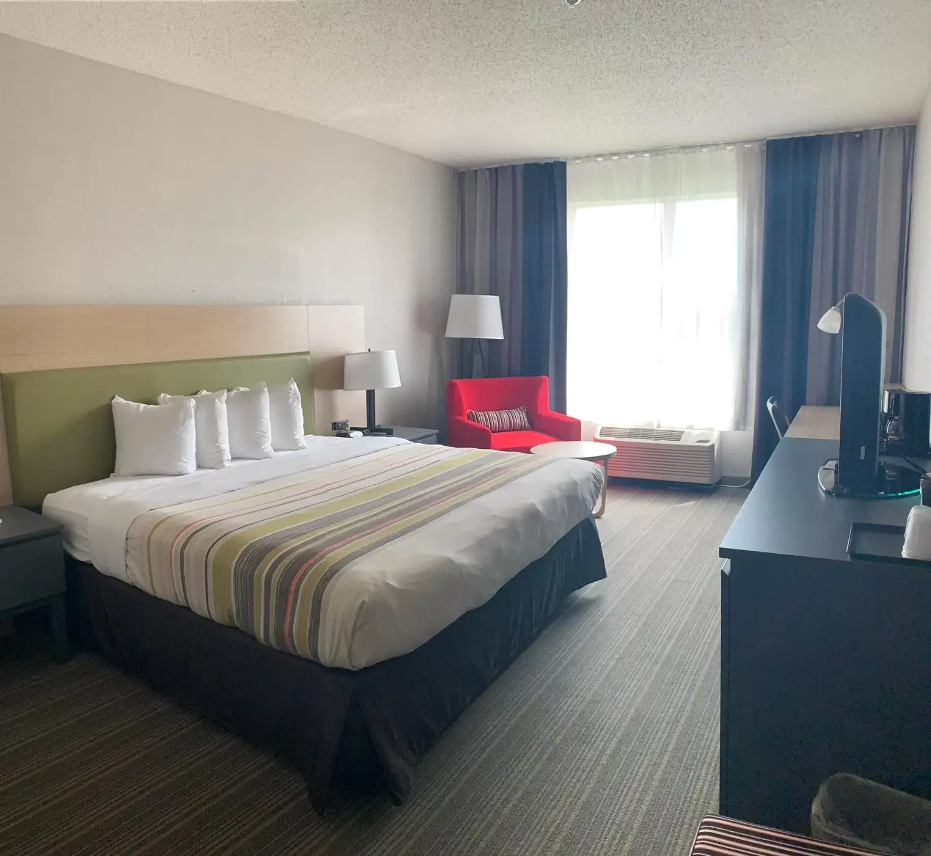 Bed in Country Inn & Suites By Radisson, Houston IAH Airport-JFK Boulevard