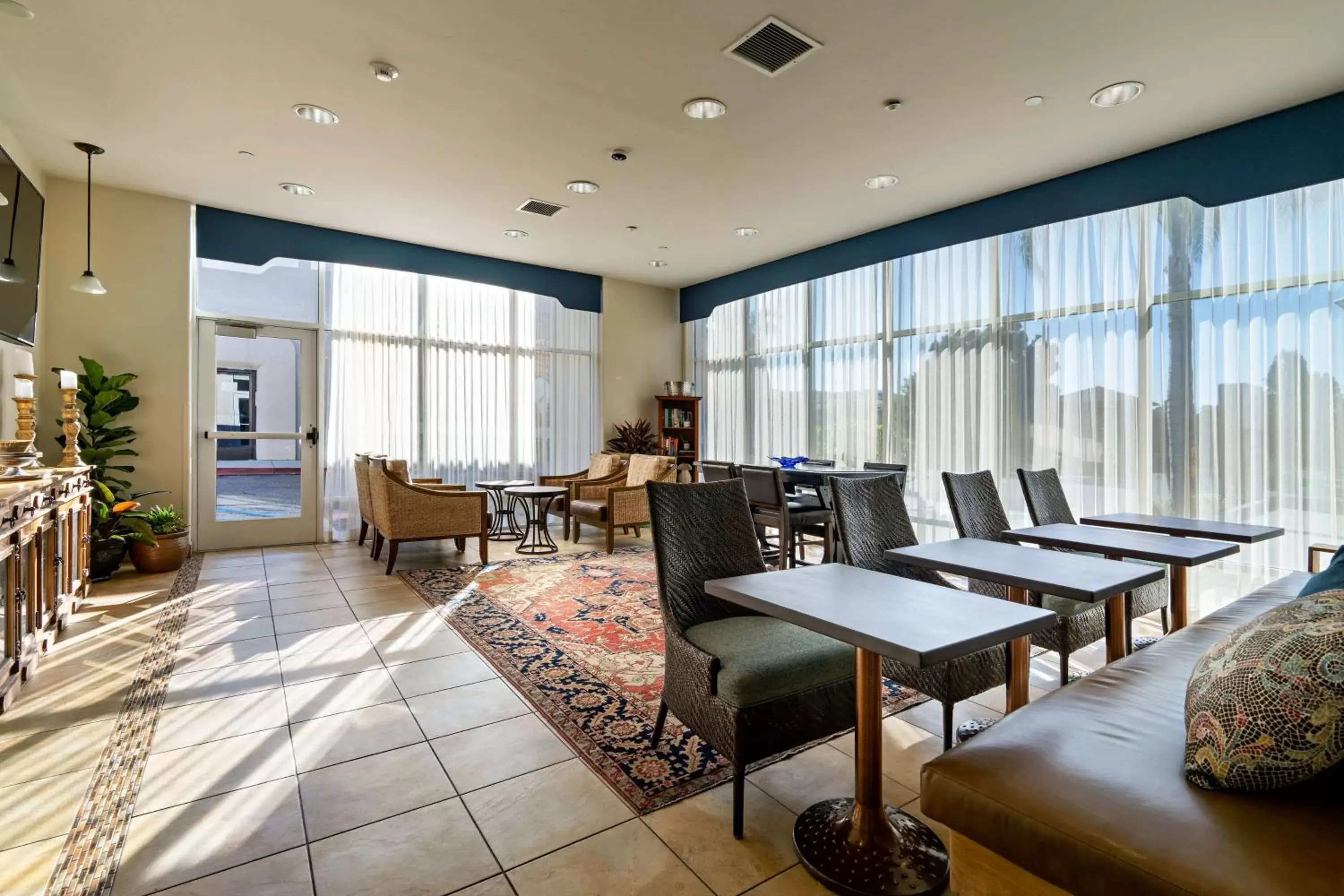 Lobby or reception, Restaurant/Places to Eat in Best Western Plus Royal Oak Hotel
