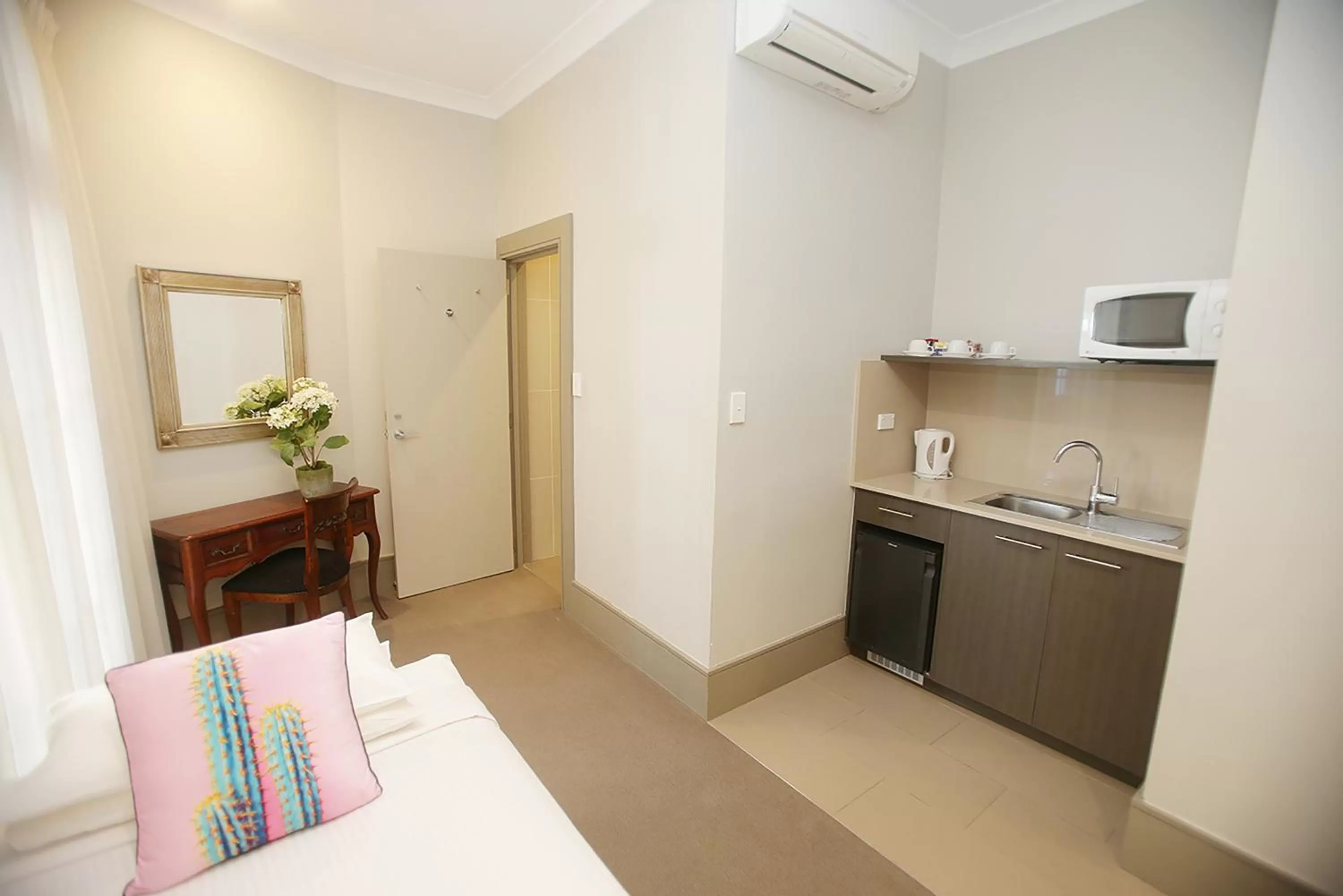 Kitchen or kitchenette, Bed in Hotel Bondi