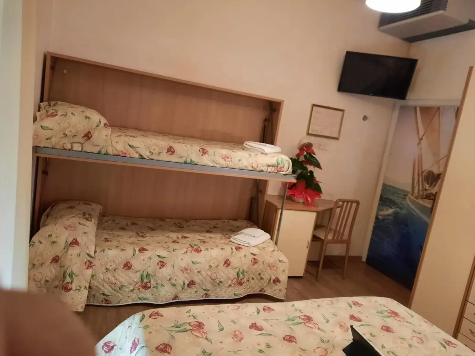 Bedroom, Bunk Bed in Hotel Losanna