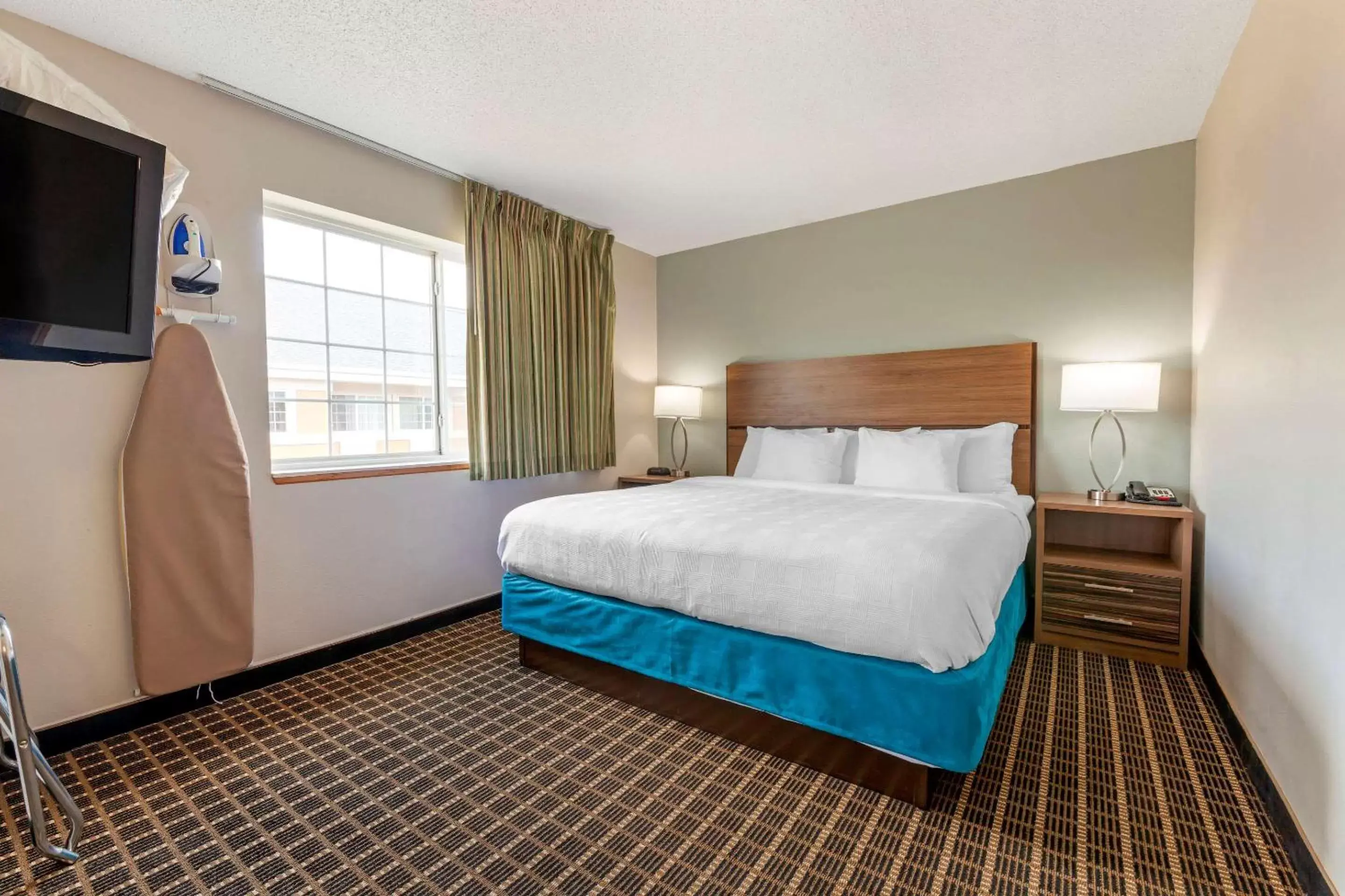 Bedroom, Bed in MainStay Suites Dubuque at Hwy 20