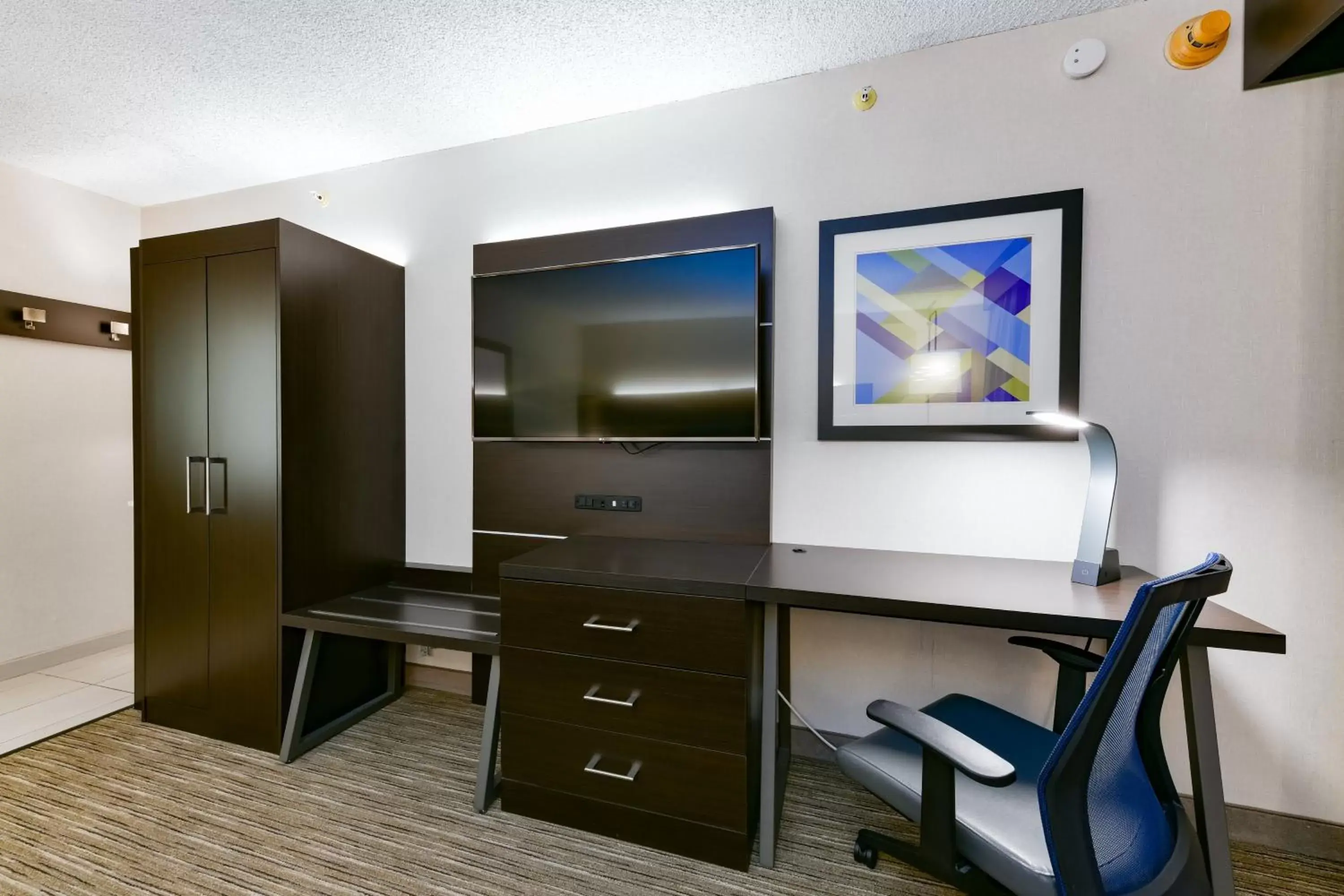 Photo of the whole room, TV/Entertainment Center in Holiday Inn Express Mill Valley - Sausalito Area, an IHG Hotel