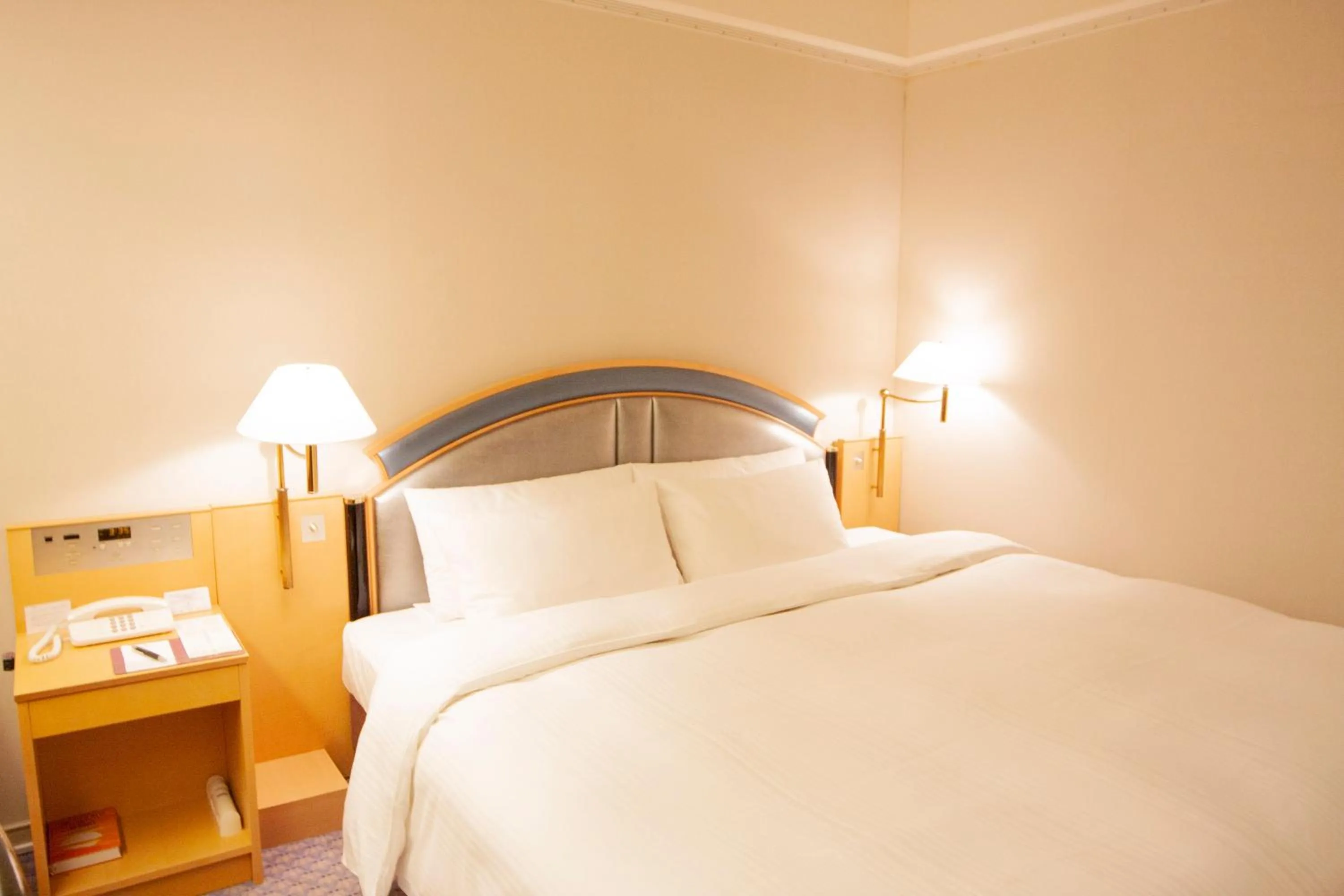 Photo of the whole room, Bed in Hotel New Otani Makuhari