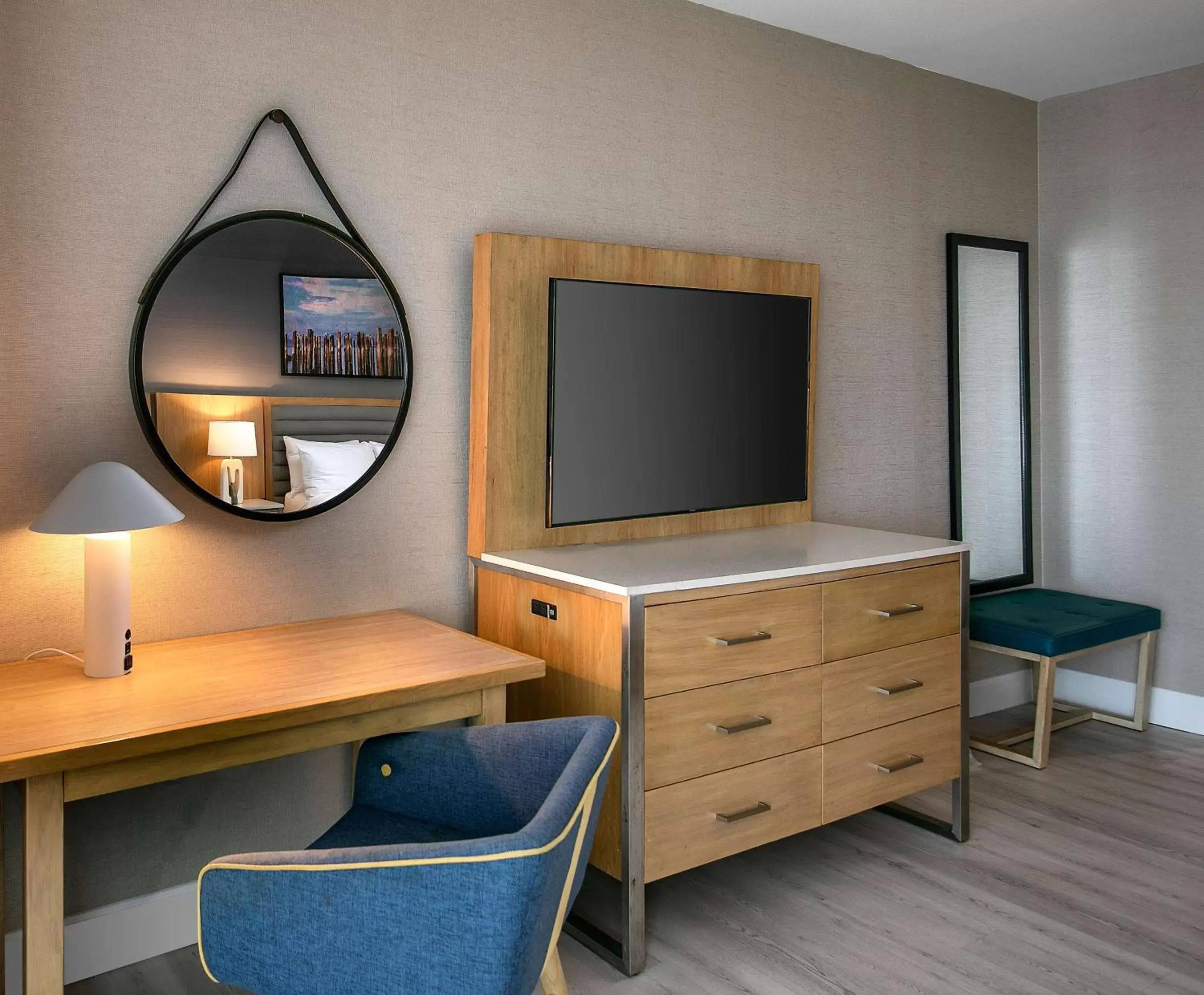 Downtown Queen Room in Inn at the Pier Pismo Beach, Curio Collection by Hilton Downtown Queen Room in Inn at the Pier Pismo Beach, Curio Collection by Hilton