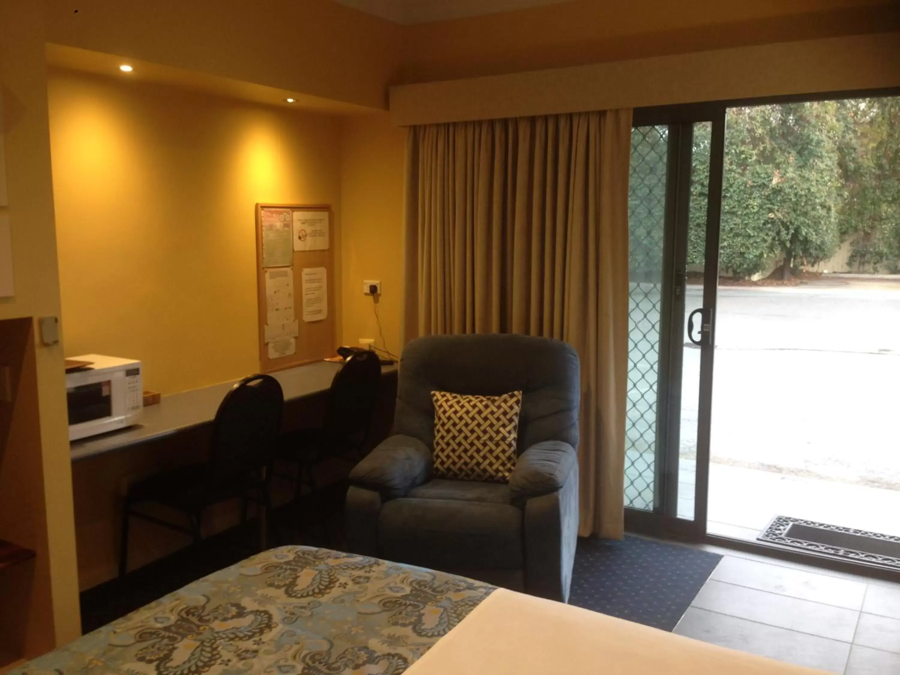 Bedroom, Seating Area in Kyabram Motor Inn