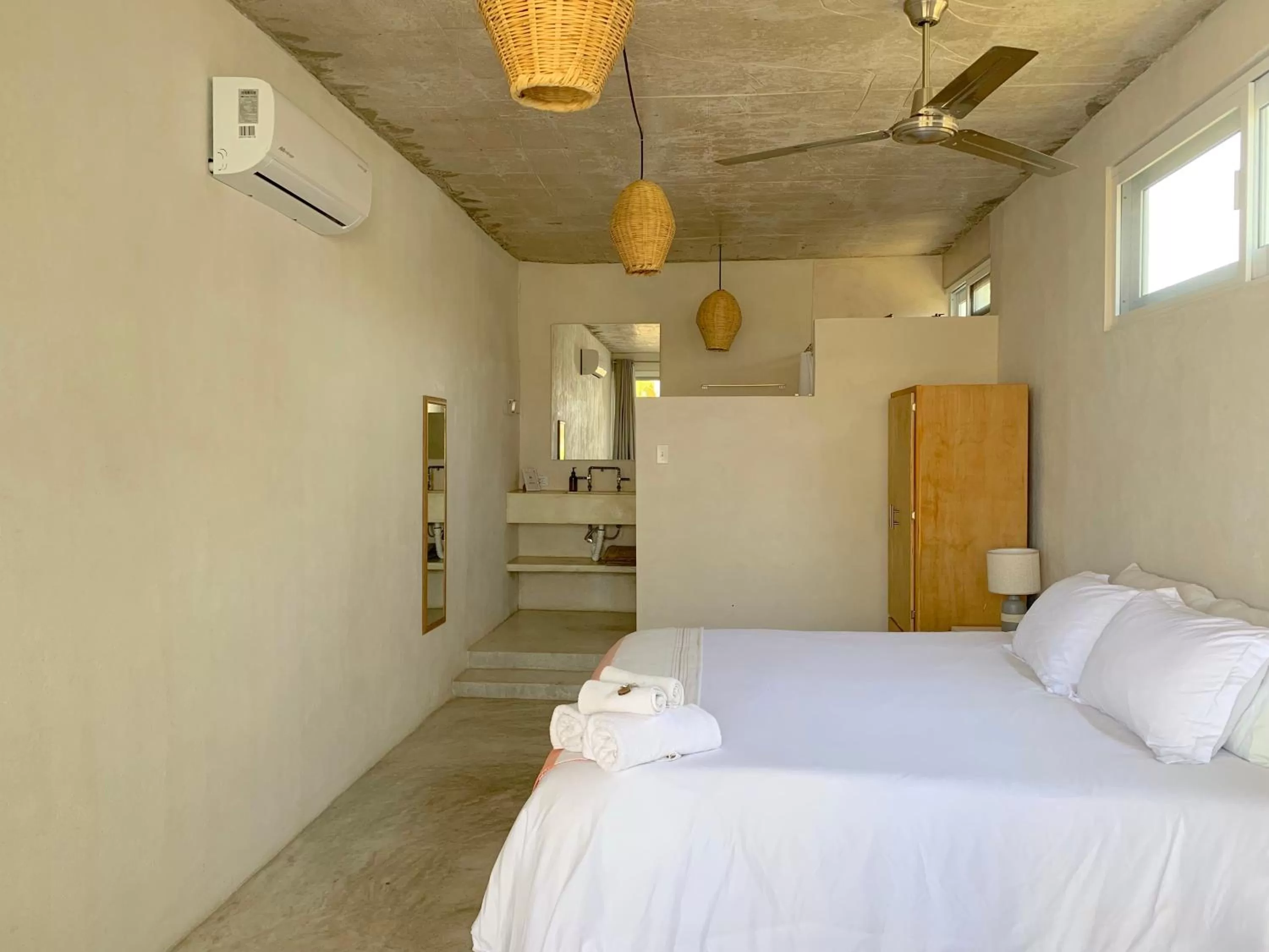 Photo of the whole room, Bed in Perro Surfero Hotel