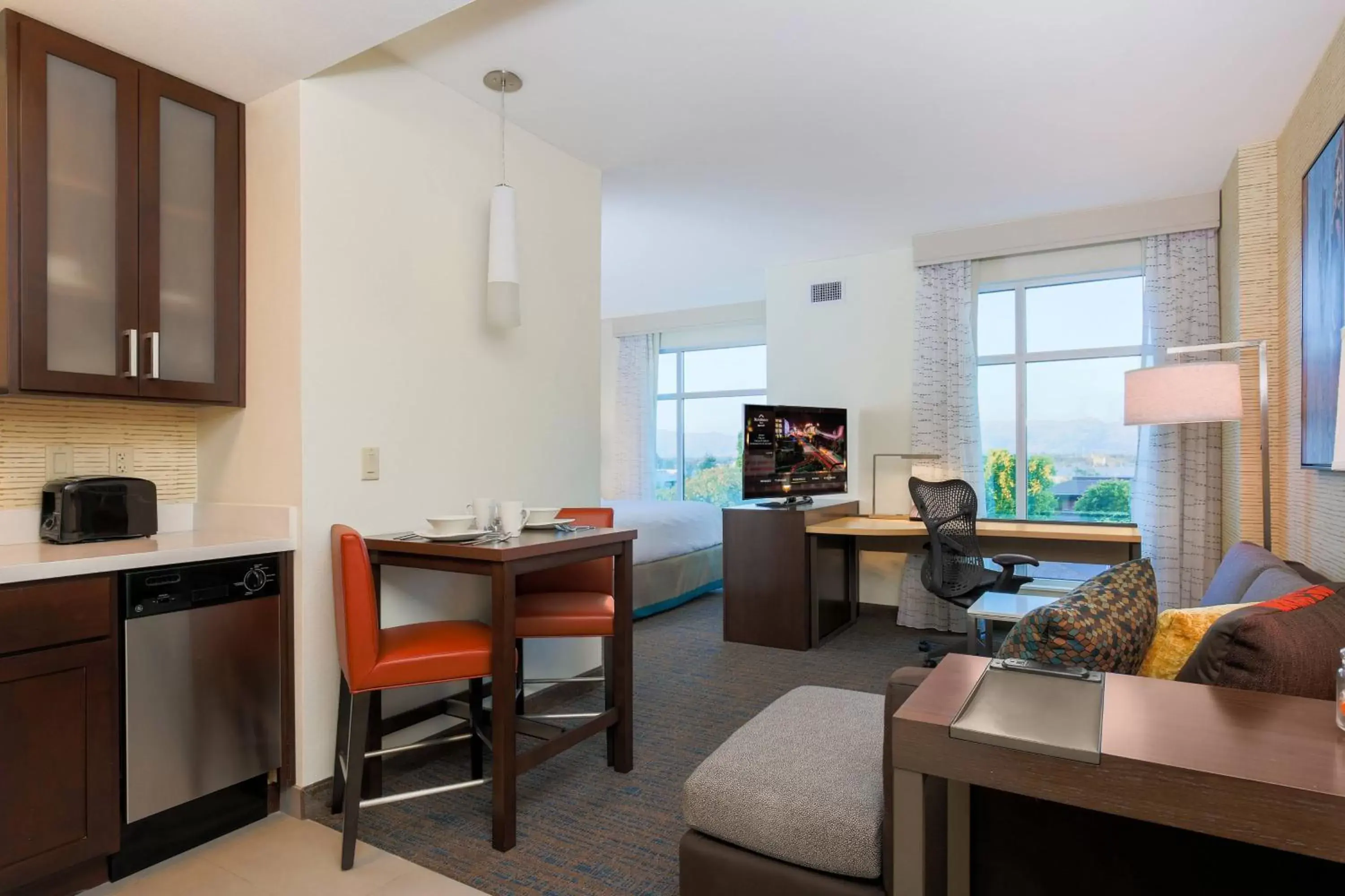 Photo of the whole room, Seating Area in Residence Inn by Marriott San Jose Airport