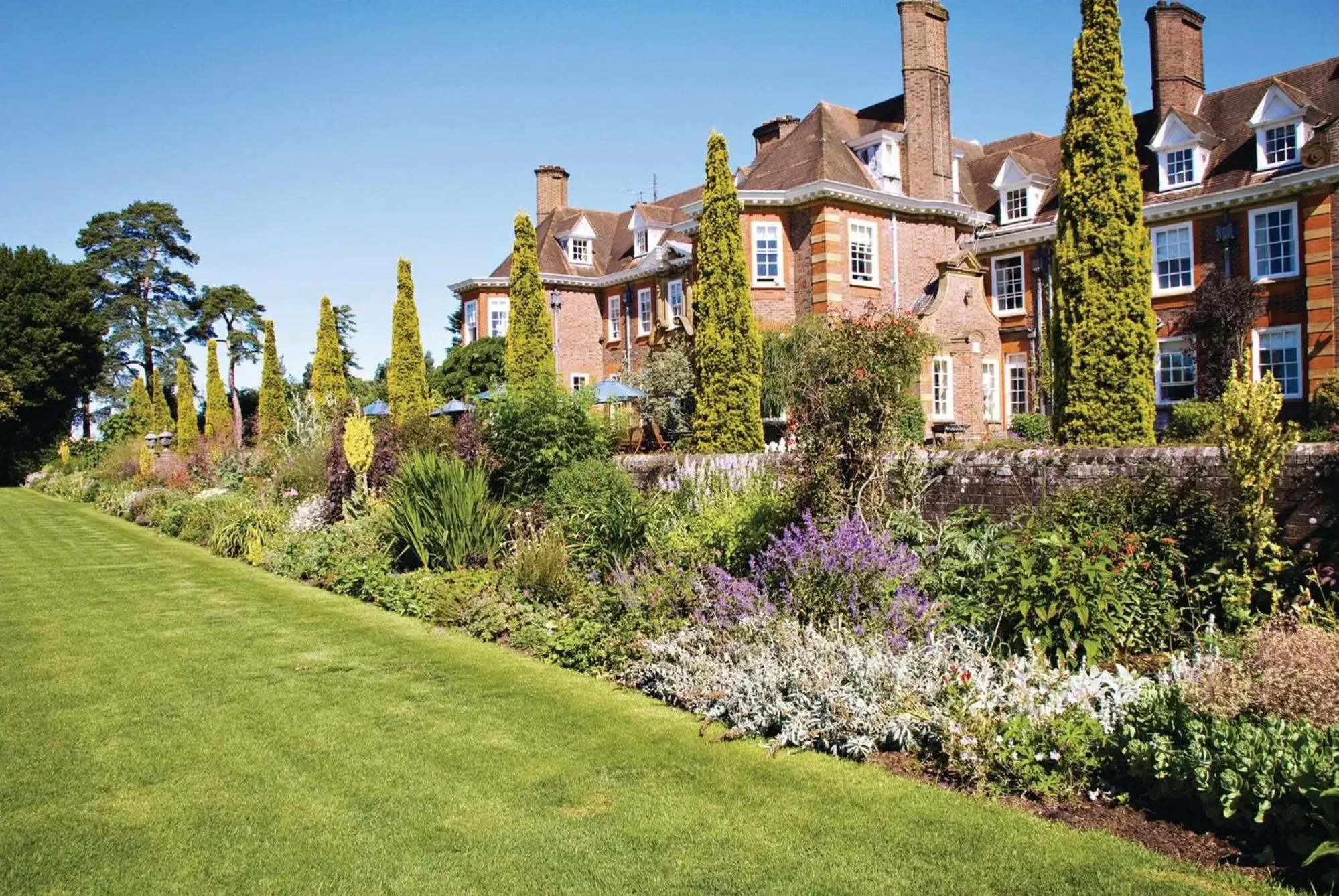 Garden, Property Building in Barnett Hill Hotel