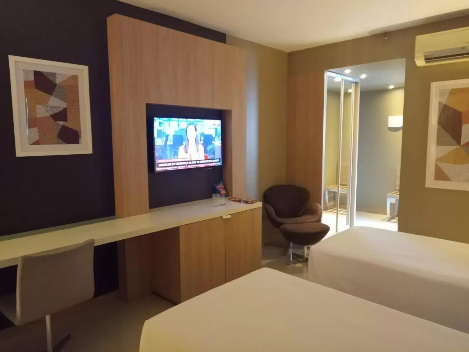 Bedroom, TV/Entertainment Center in eSuites Savassi Toscanini