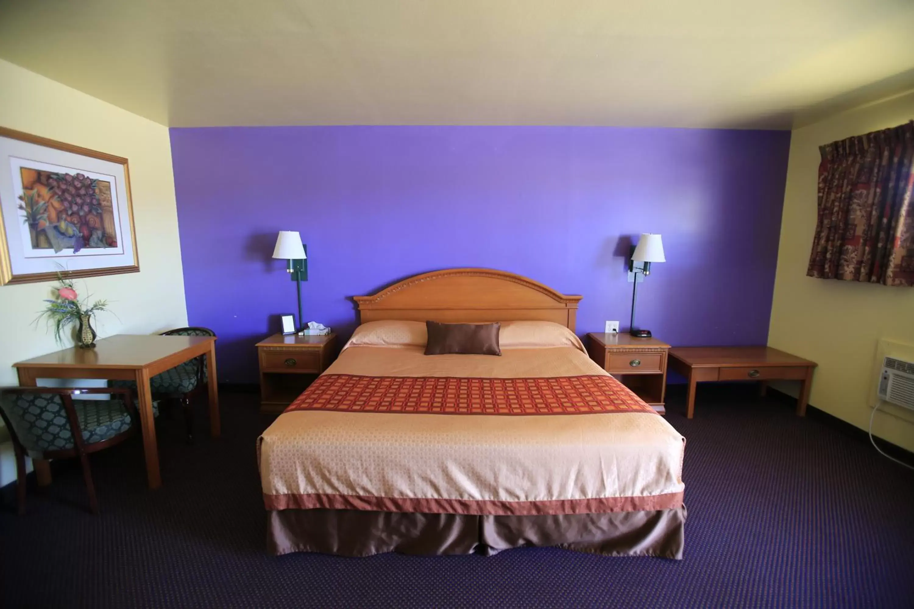 Photo of the whole room, Bed in Shamrock Country Inn