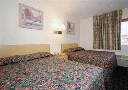 Day, Bed in Riverside Inn & Suites