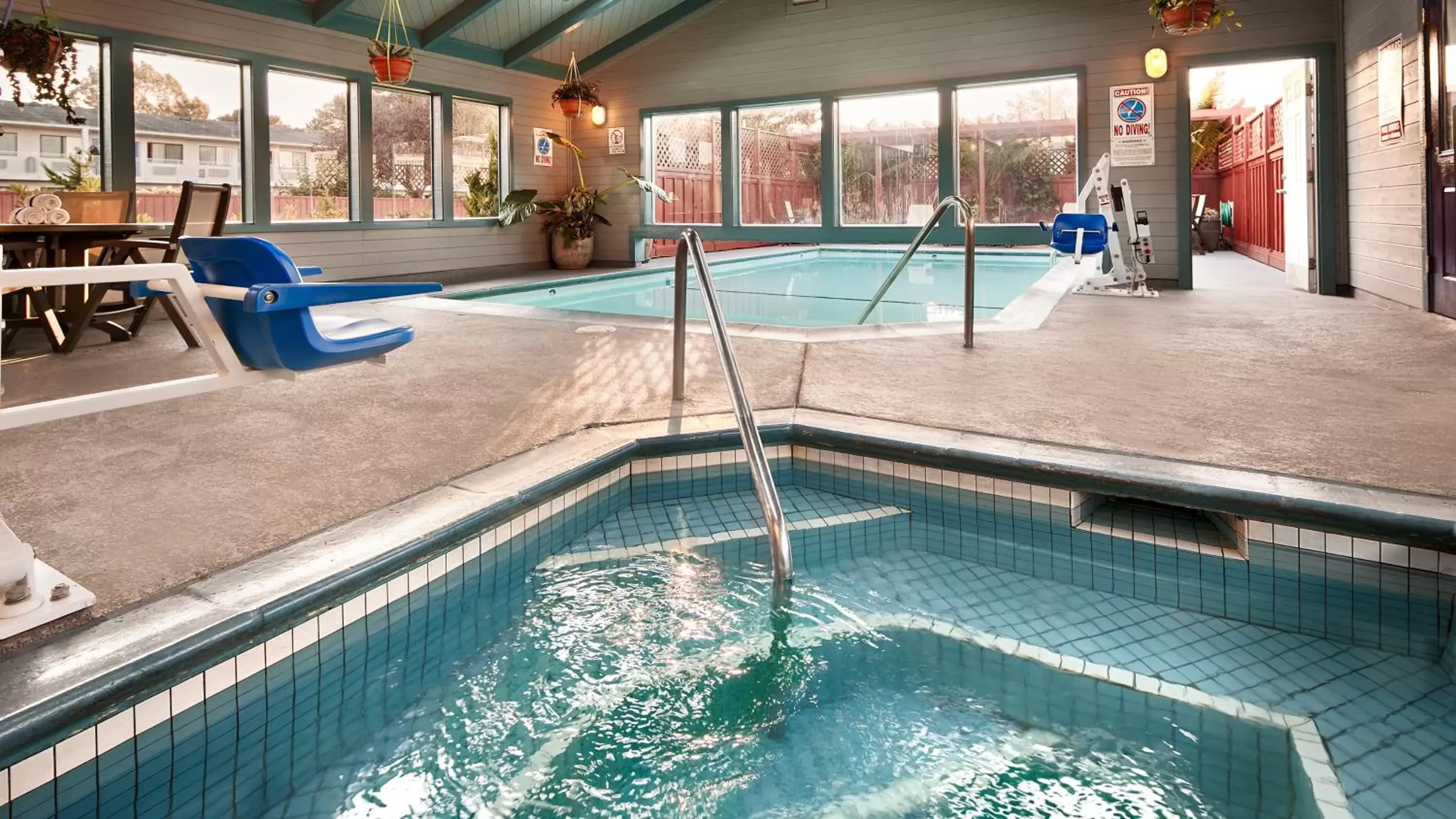 Hot Tub, Swimming Pool in Best Western Arcata Inn