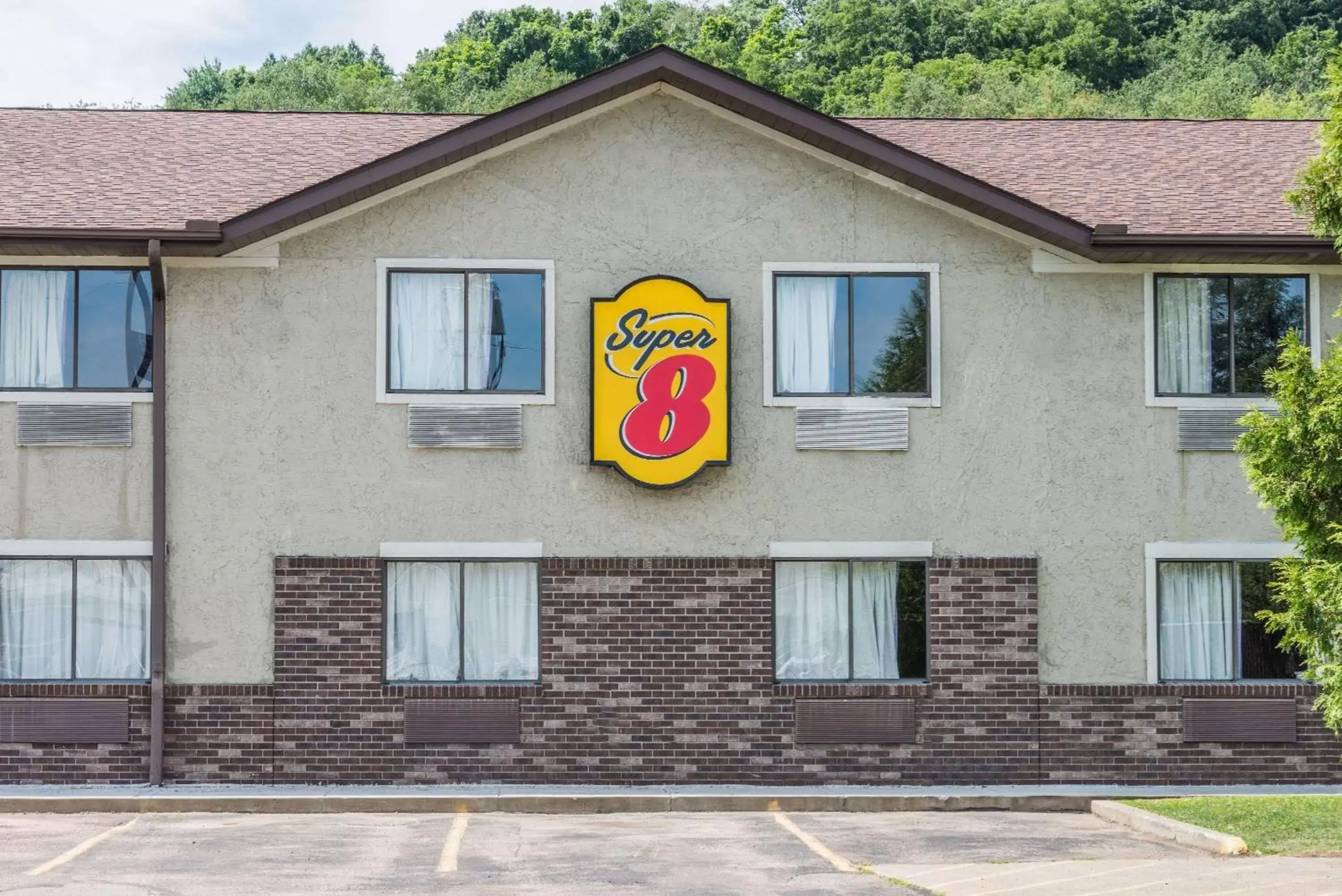Property Building in Super 8 by Wyndham Delmont