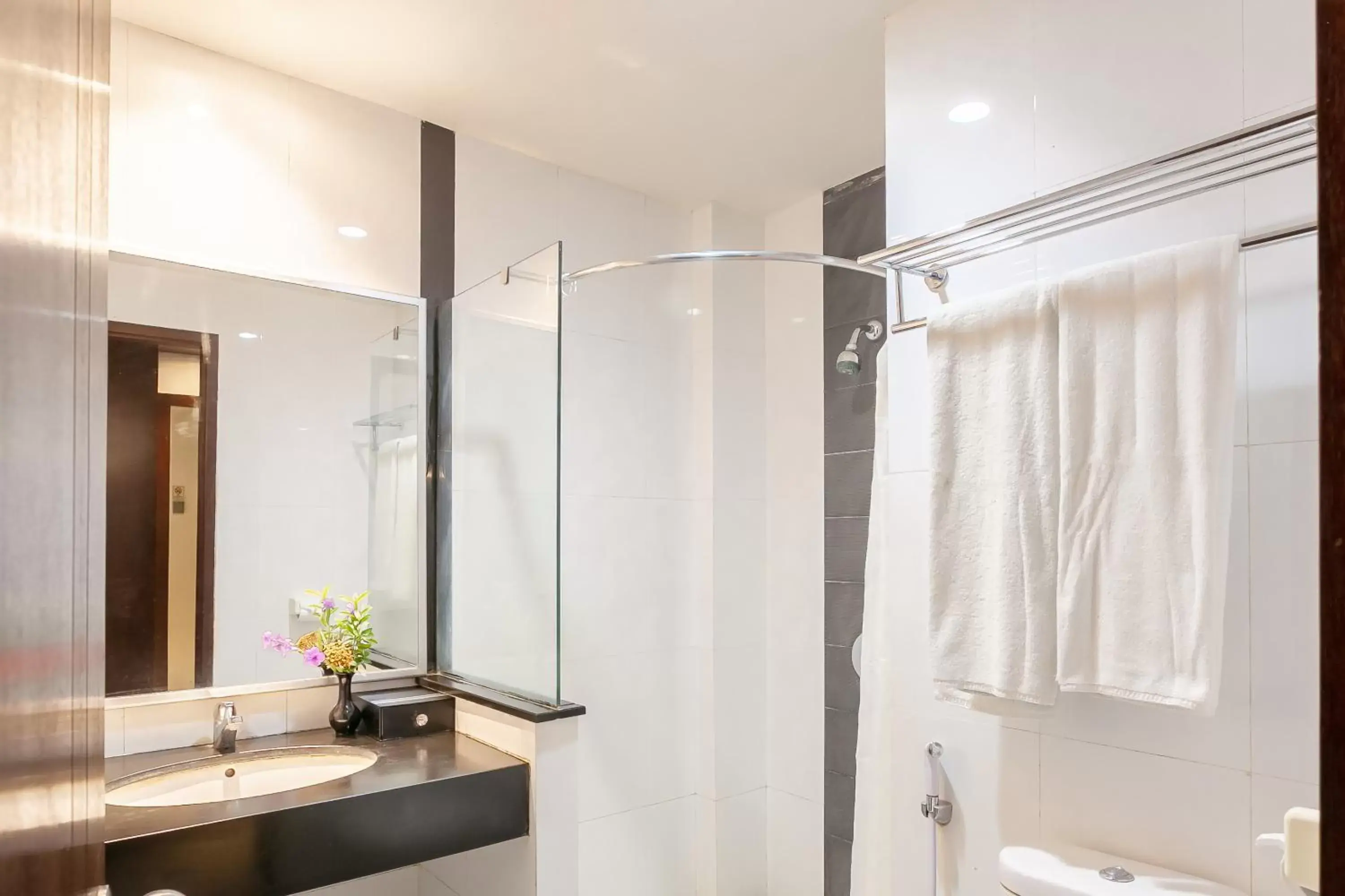 Shower, Bathroom in Lombok Garden Hotel