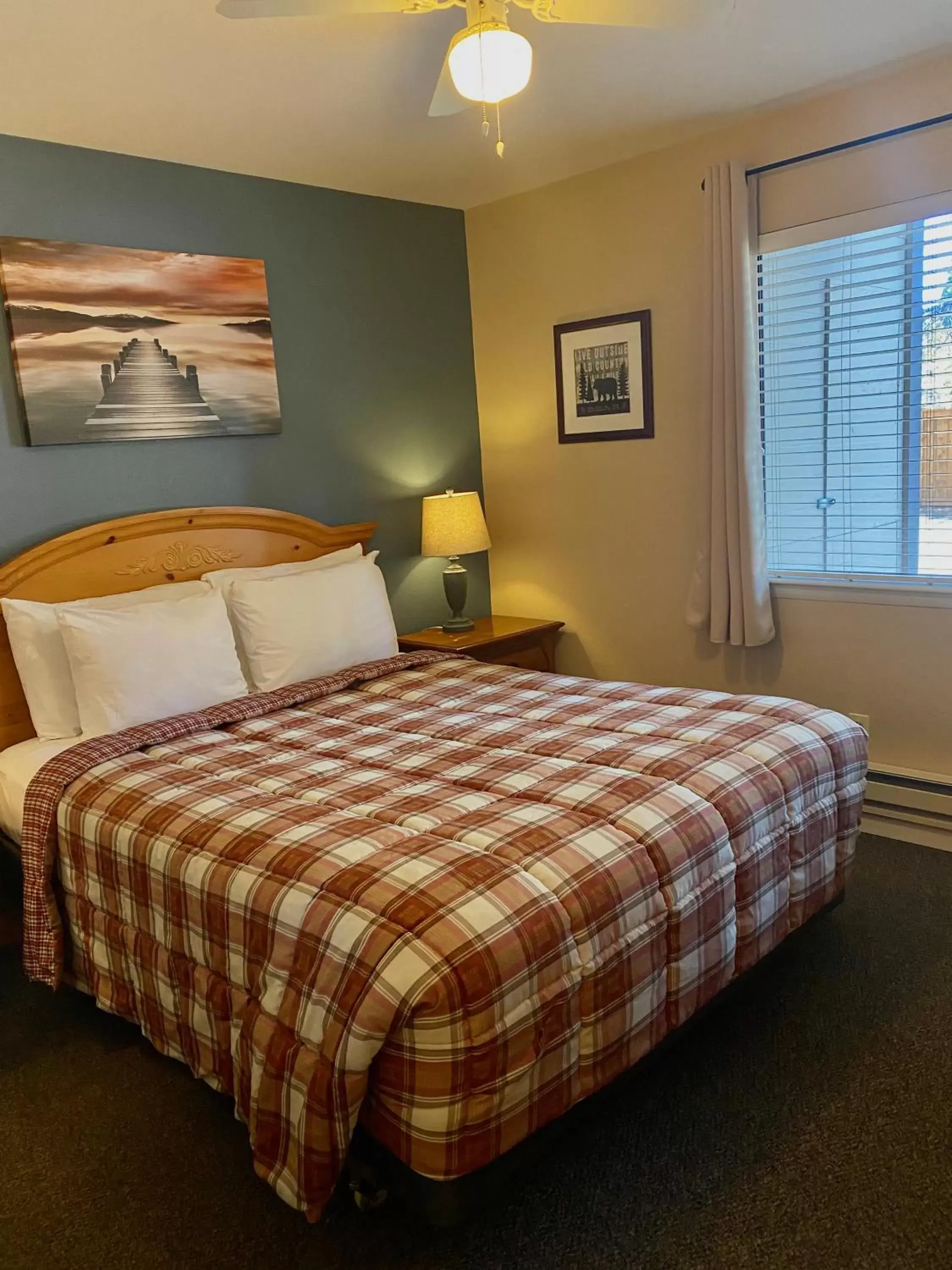 Bedroom, Bed in Tahoe Lakeshore Lodge & Spa