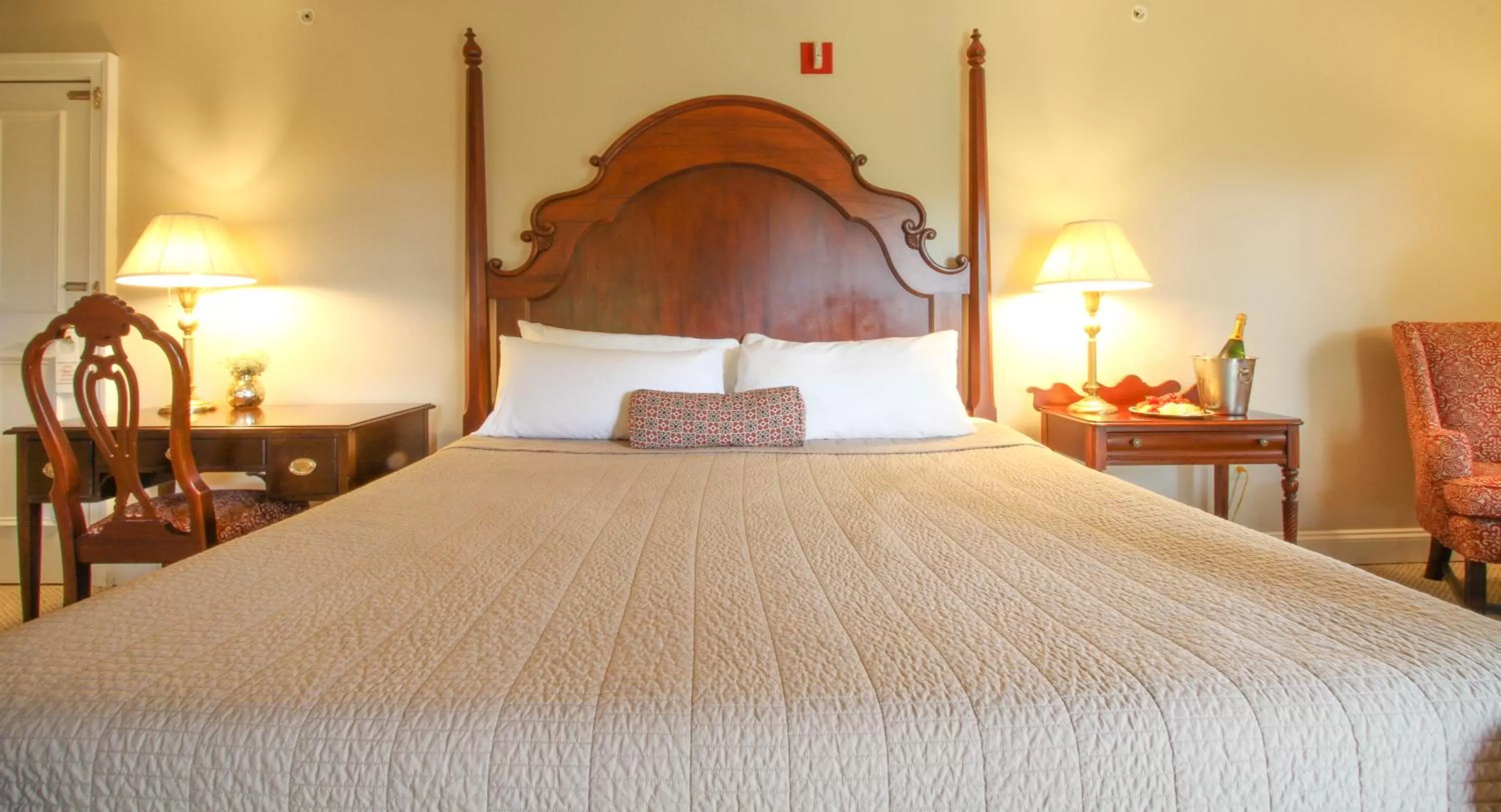 Bedroom, Bed in Joseph Ambler Inn