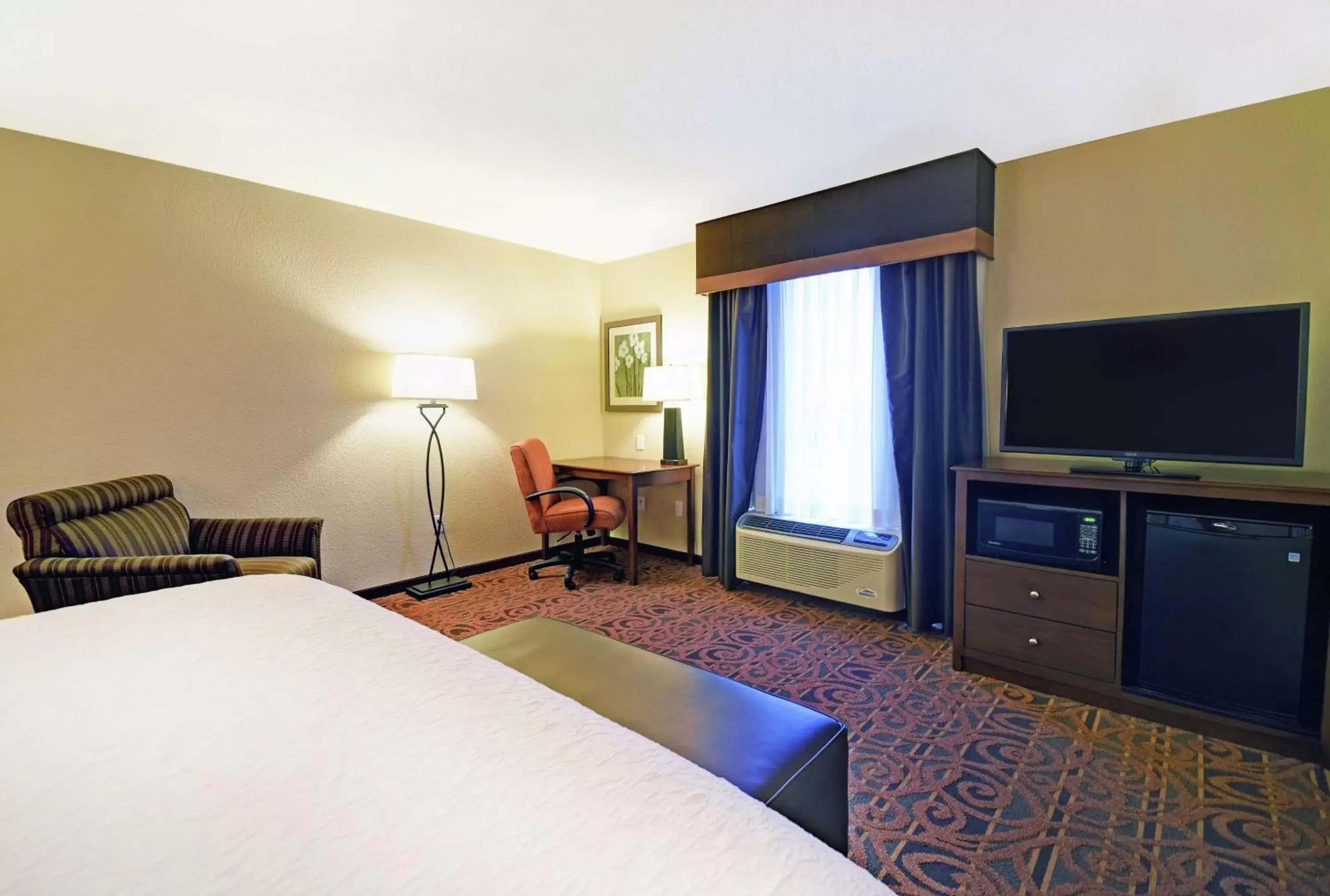 Bedroom, TV/Entertainment Center in Hampton Inn & Suites Milwaukee/Franklin