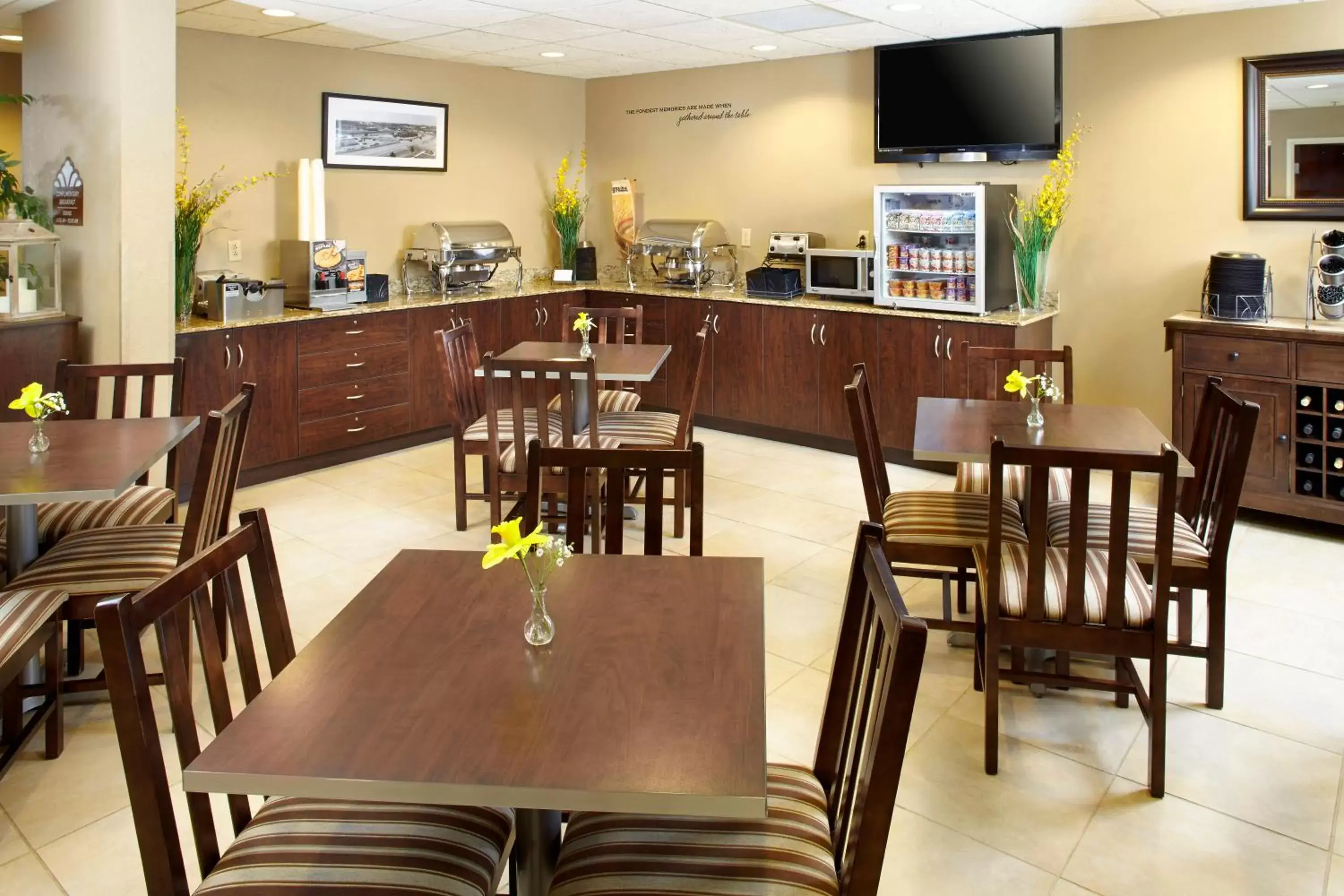 Buffet breakfast, Restaurant/Places to Eat in Microtel Inn & Suites by Wyndham Wheeling at The Highlands