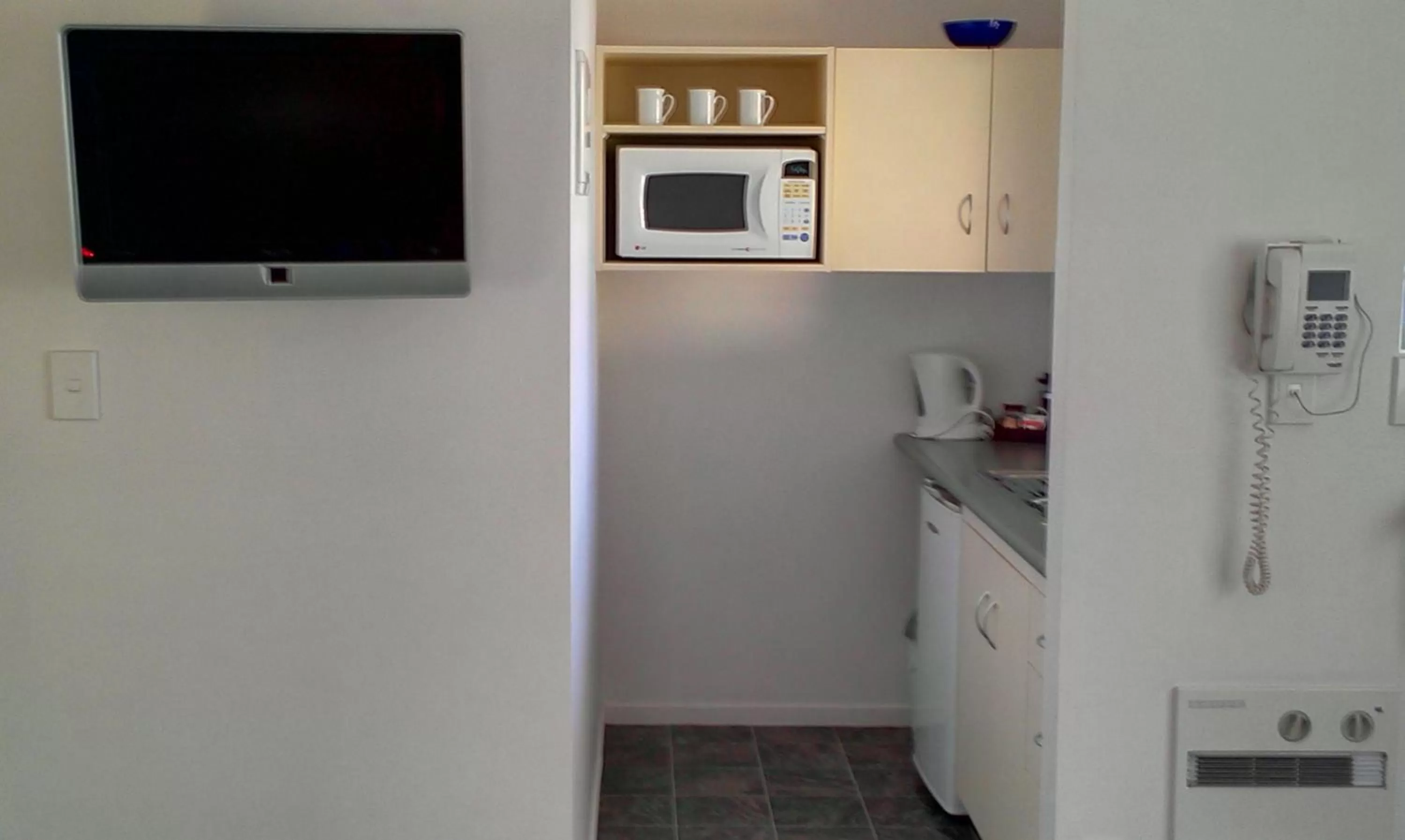 Kitchen or kitchenette in Riverview Motel