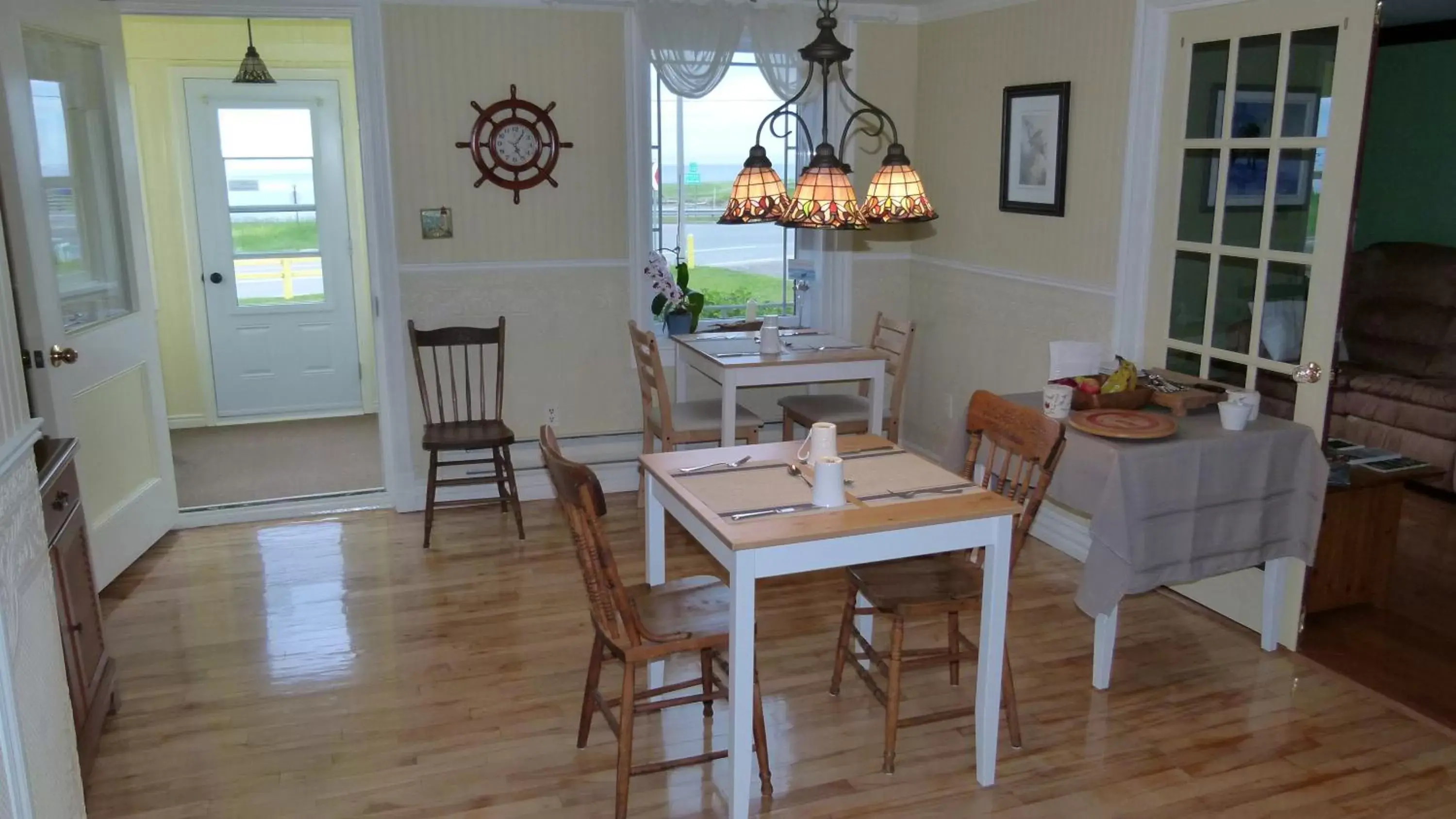 Dining area, Restaurant/Places to Eat in La Maison entre Mer Montagnes