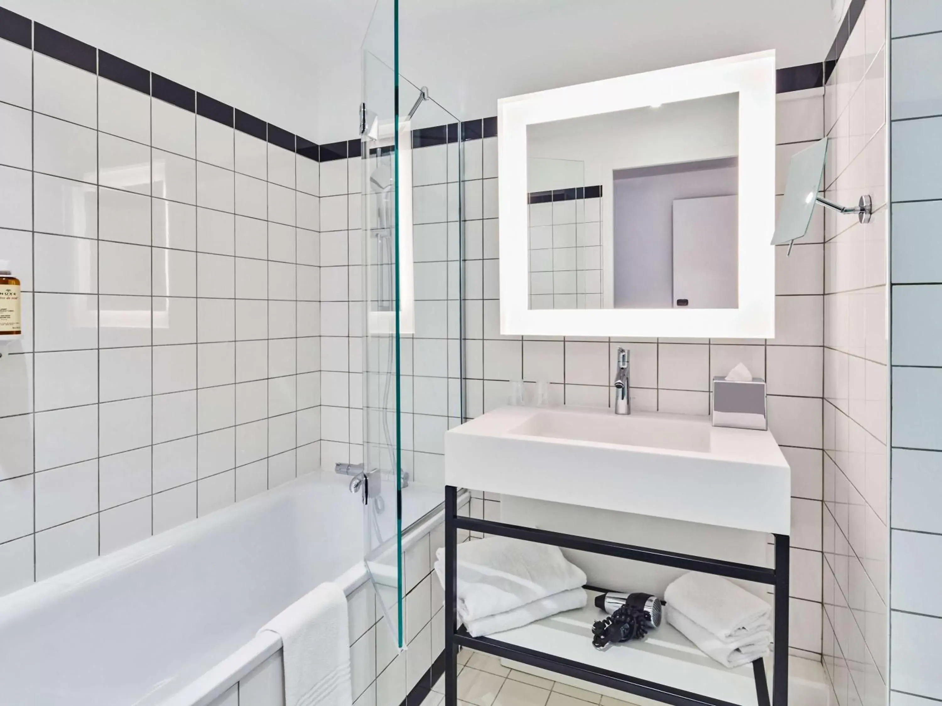 Bathroom in Mercure Paris Orly Tech Airport