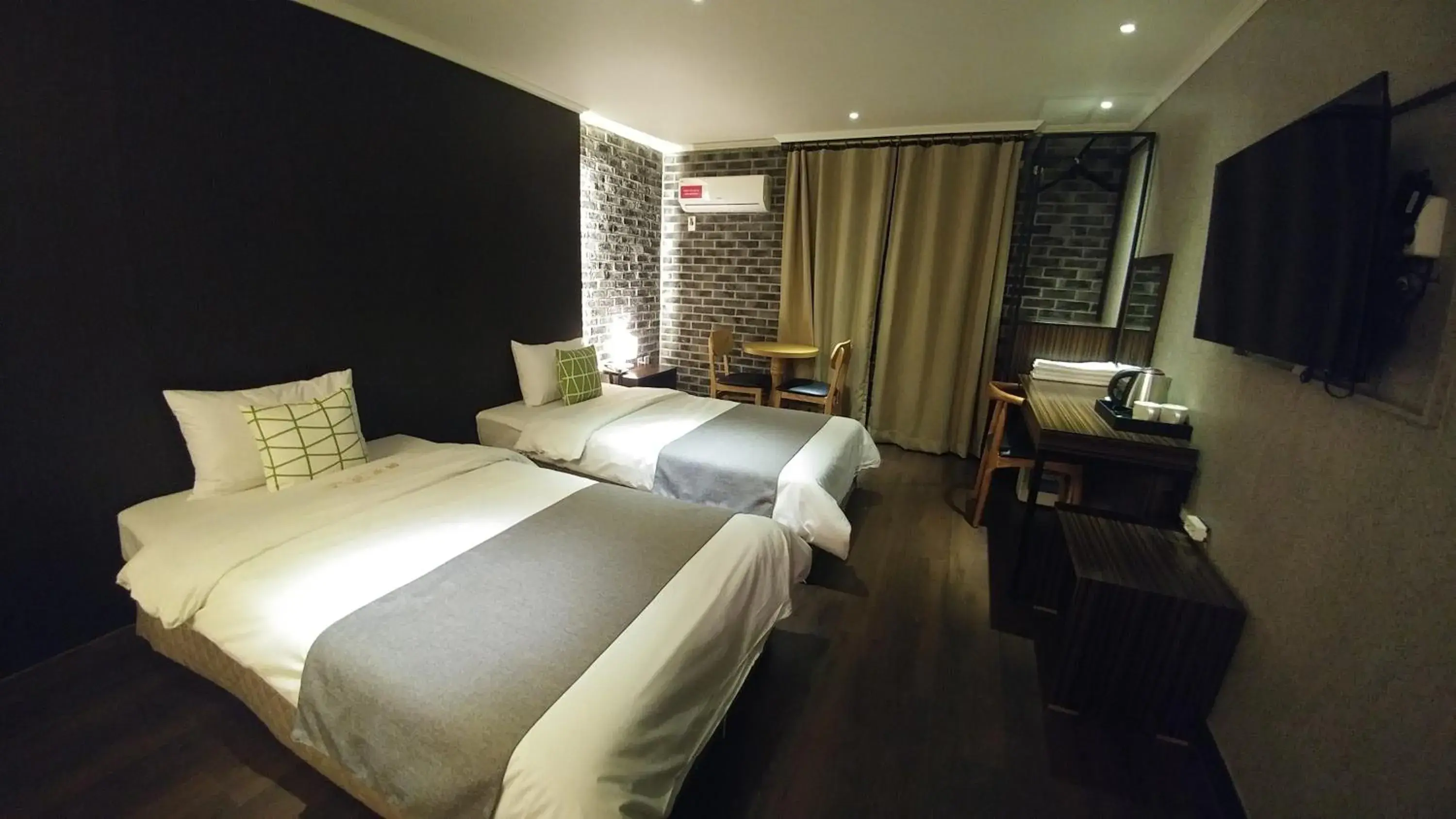 Photo of the whole room, Bed in Hotel Tong Yeondong Jeju