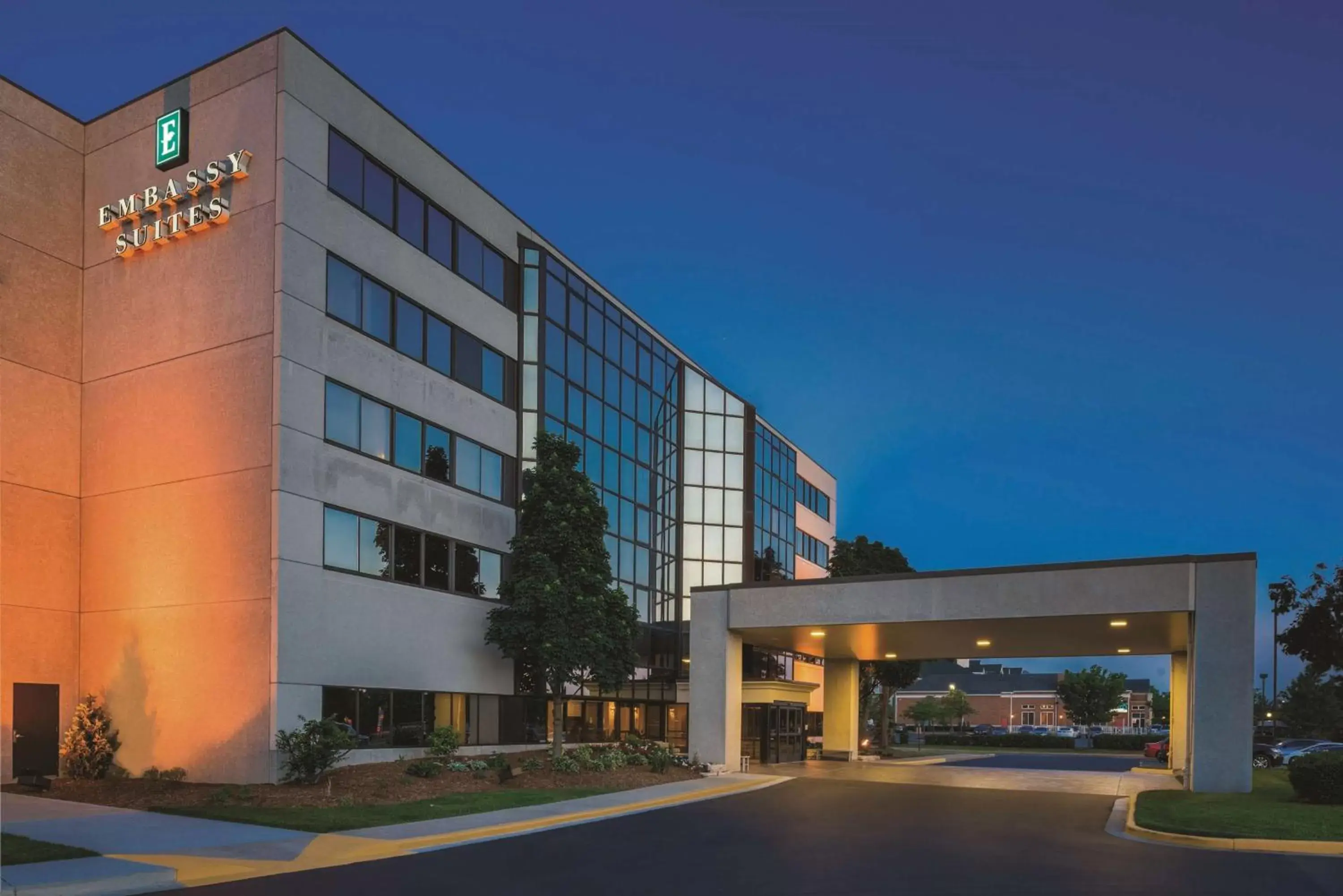 Property Building in Embassy Suites by Hilton Milwaukee Brookfield