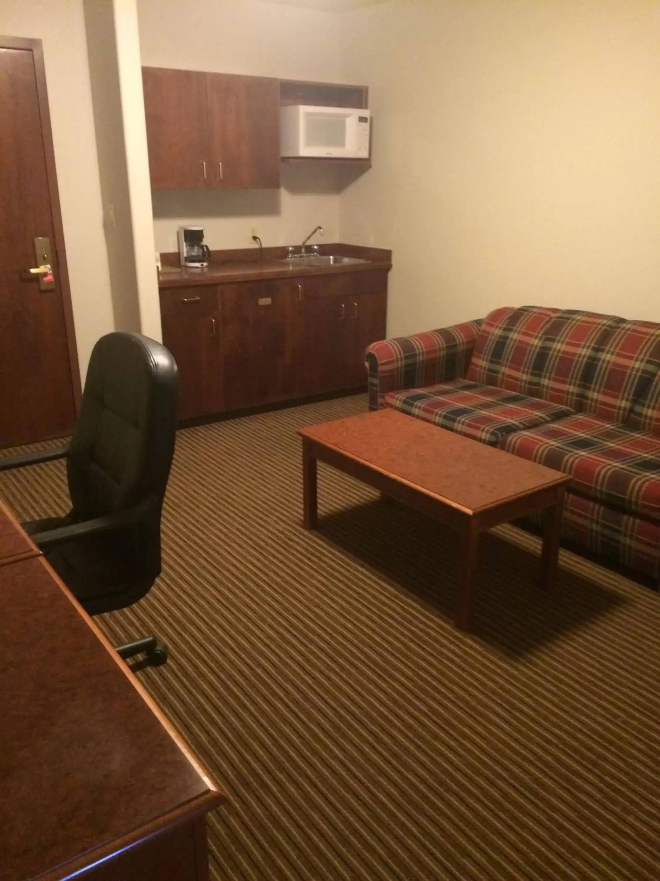 Living room, Seating Area in Foxwood Inn and Suites