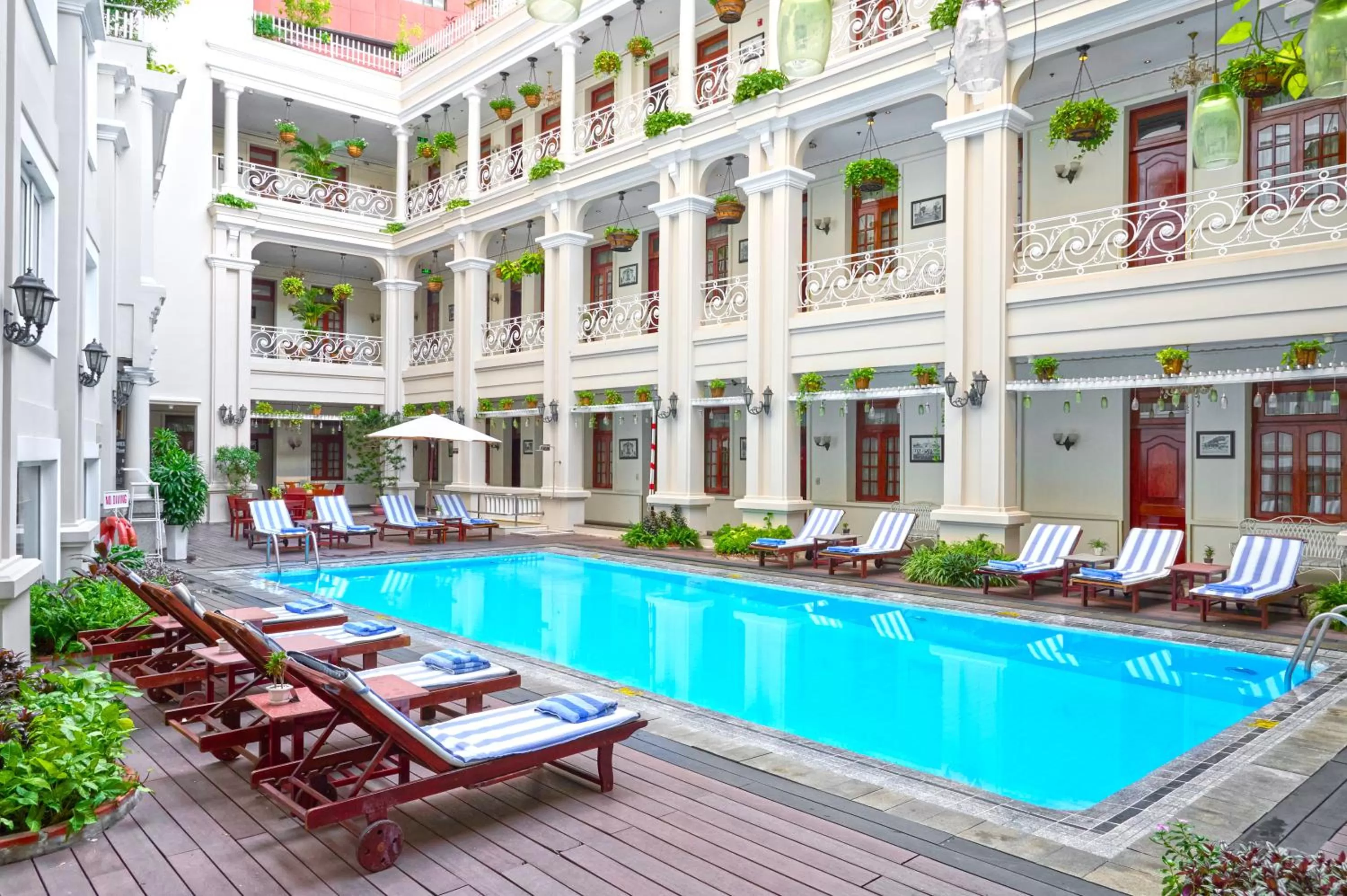 Swimming pool in Hotel Grand Saigon