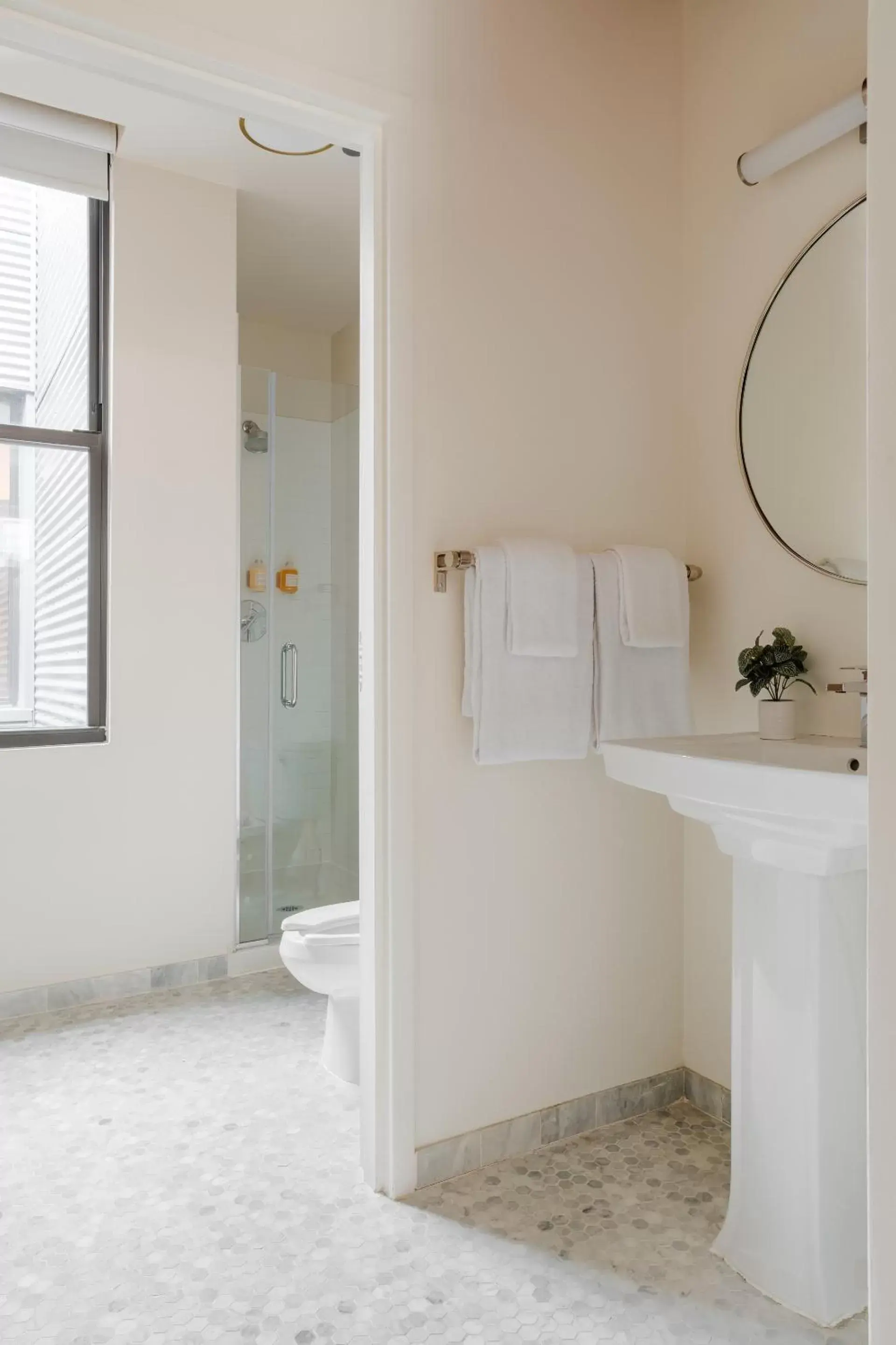 Living room, Bathroom in Found Chicago powered by Sonder