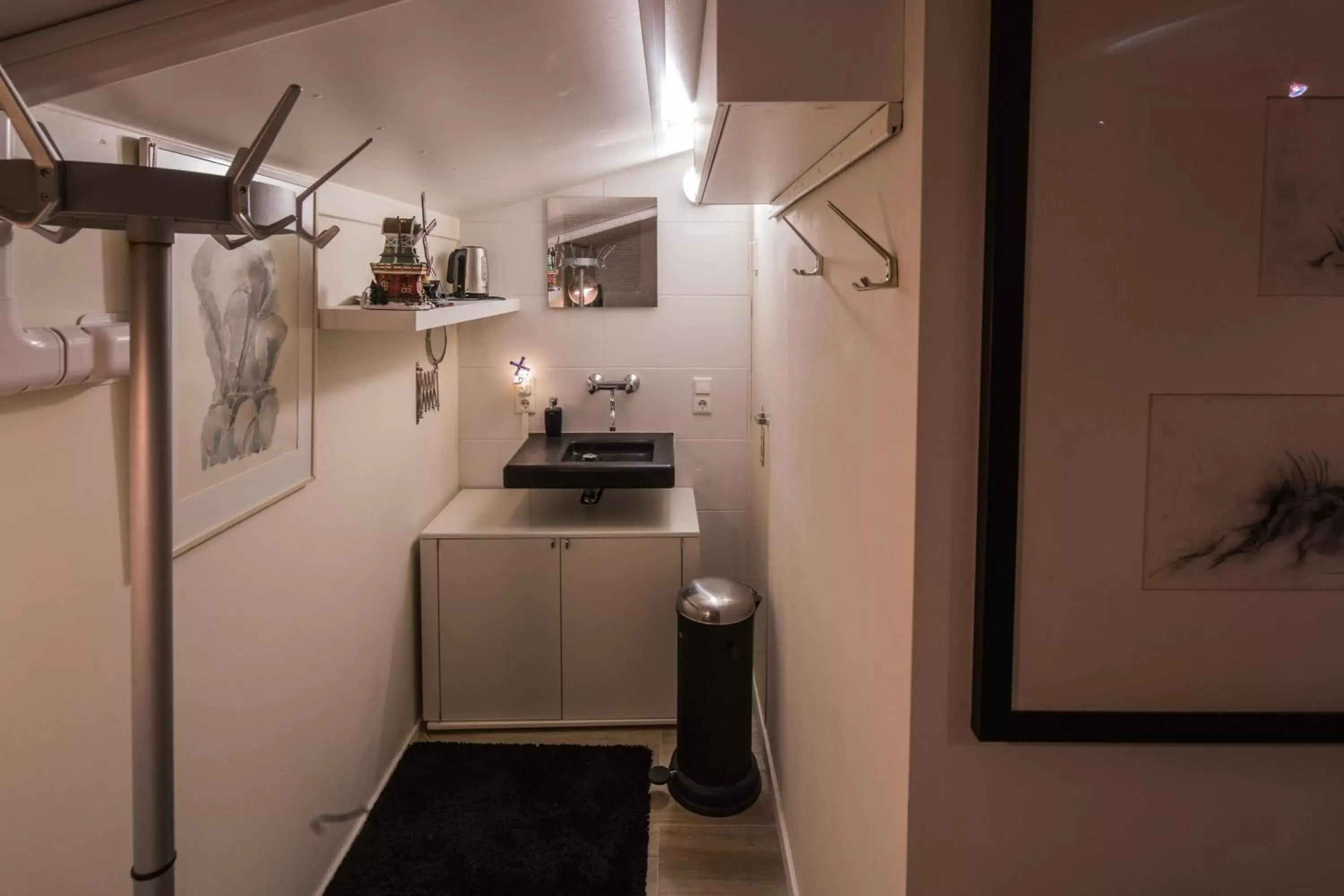 Bathroom, Kitchen/Kitchenette in Sleep At Slim Amsterdam