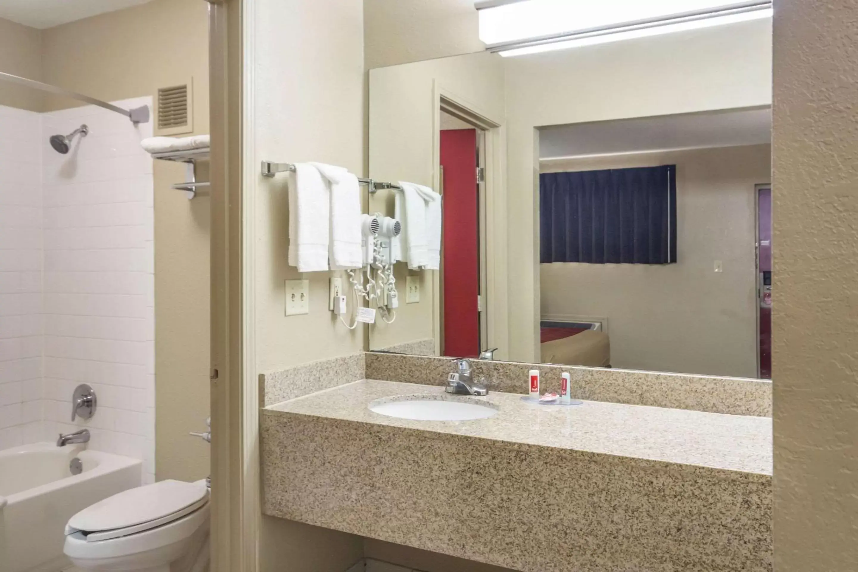 Bathroom in Econo Lodge Inn & Suites I-35 at Shawnee Mission